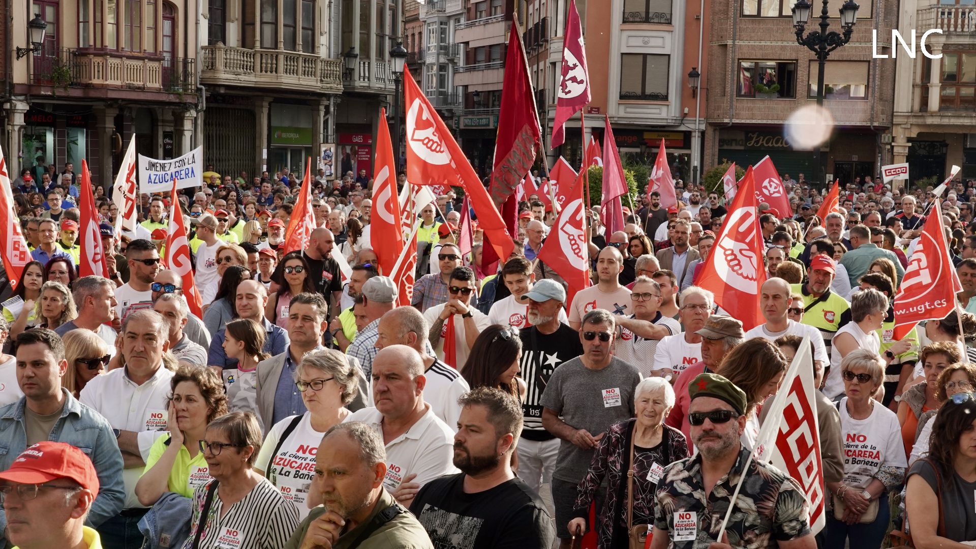 Miles de personas toman la plaza Mayor de La Bañeza contra el cierre de la fábrica