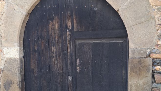 Puerta de unacasa de San Miguel de las Dueñas, con una inscripción que debe ser del siglo XVIII. Puerta de unacasa de San Miguel de las Dueñas, con una inscripción que debe ser del siglo XVIII.