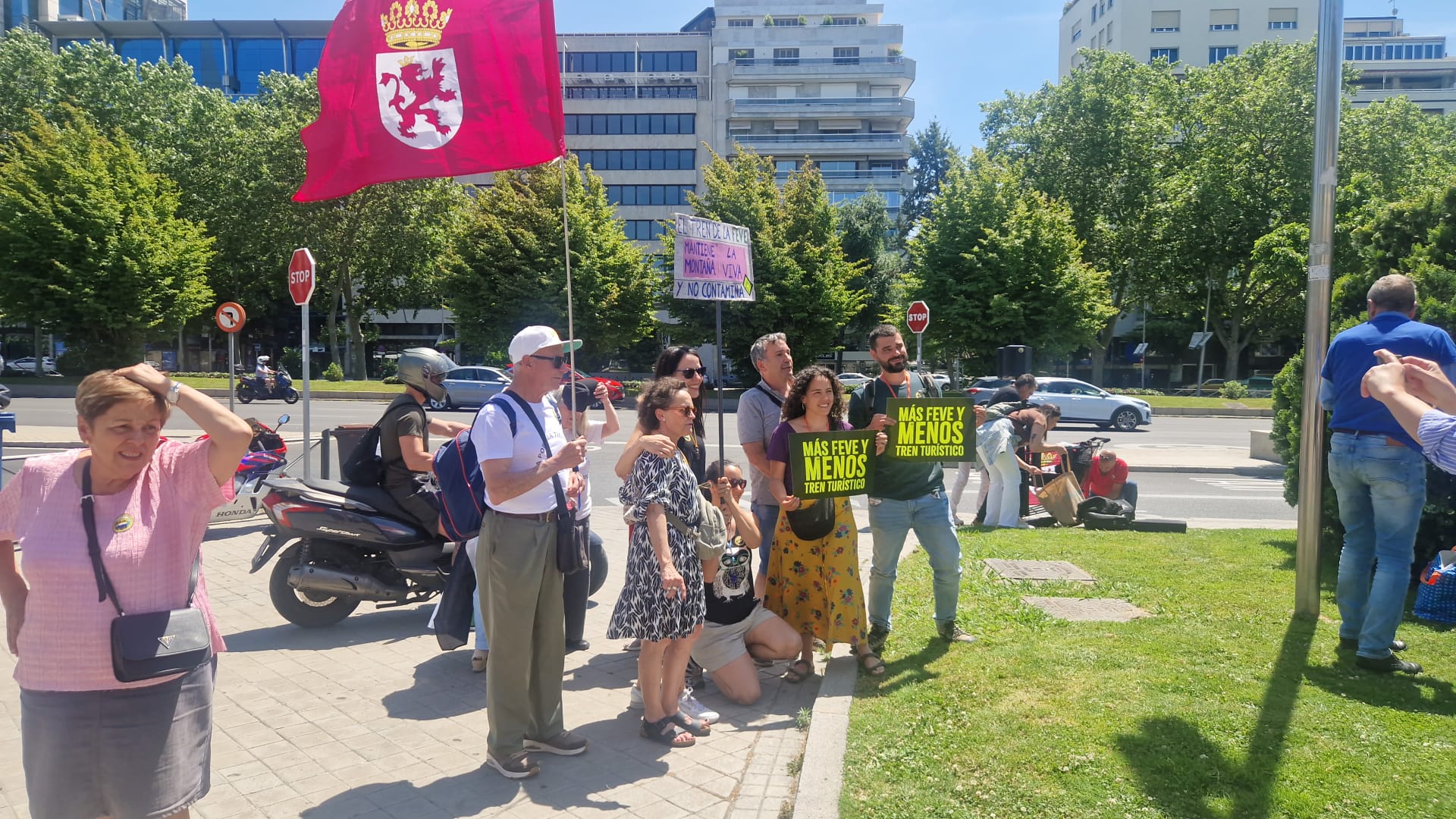 Leoneses concentrados en Madrid en defensa de Feve. | A. MARTÍNEZ Leoneses concentrados en Madrid en defensa de Feve. | A. MARTÍNEZ