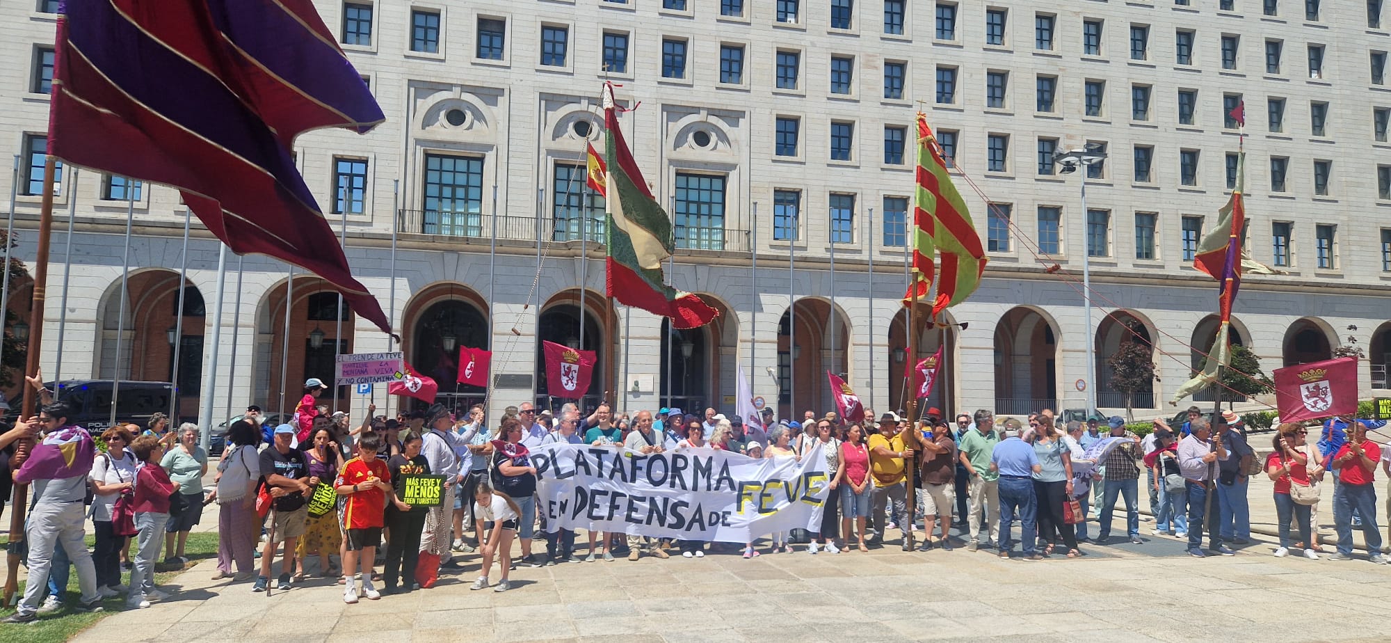 Leoneses concentrados en Madrid en defensa de Feve. | A. MARTÍNEZ Leoneses concentrados en Madrid en defensa de Feve. | A. MARTÍNEZ