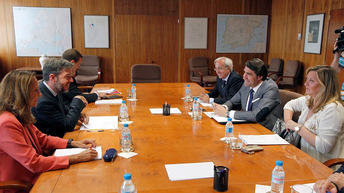 Los consejeros de Hacienda, Pilar del Olmo y de Fomento y Medio Ambiente, Juan Carlos Suárez Quiñones se reúnen con el secretario de Estado de Energía en funciones, Alberto Nadal. | ICAL