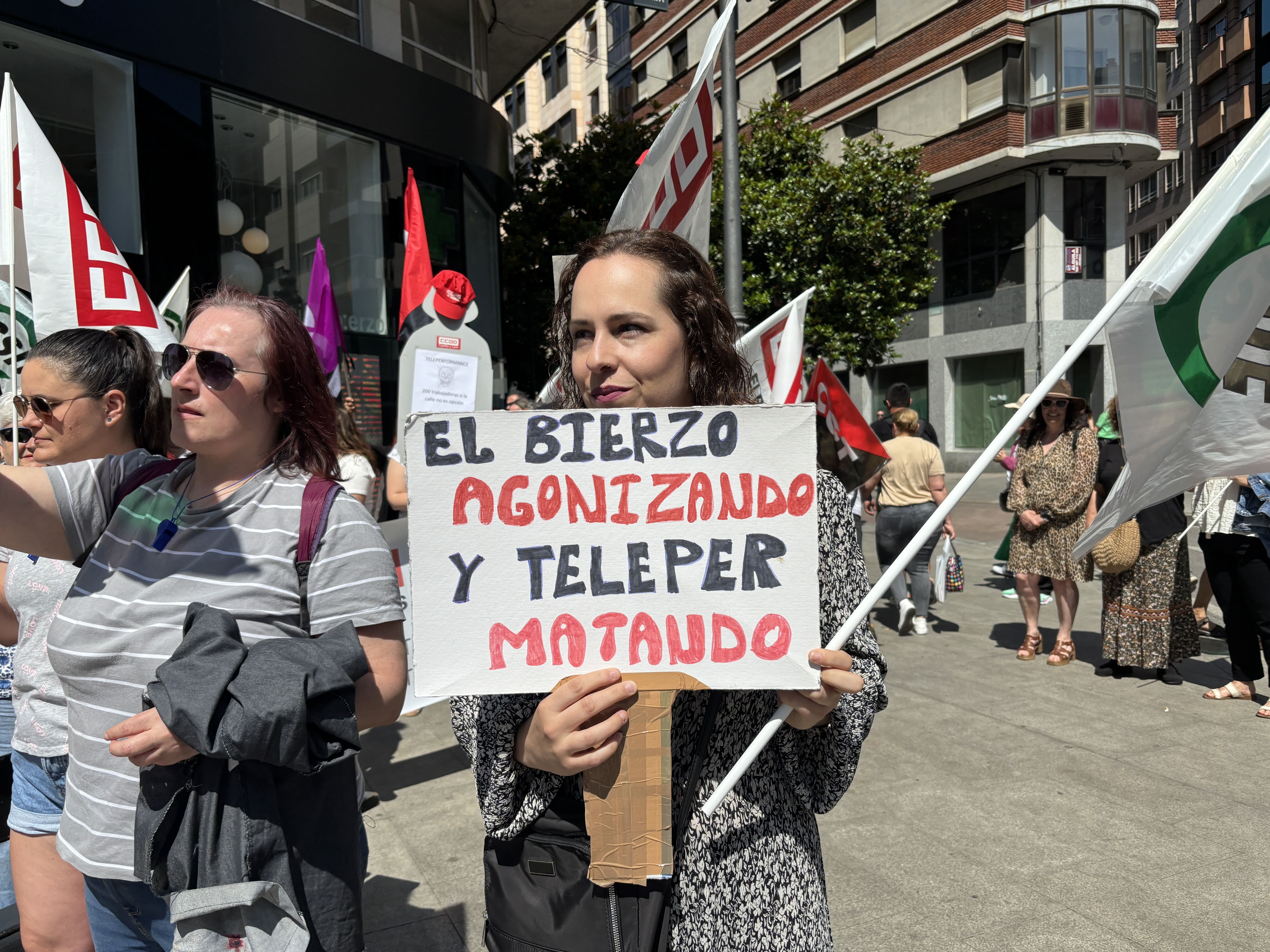Concentración de los trabajadores de Teleperformance en Ponferrada. | JAVIER FERNÁNDEZ