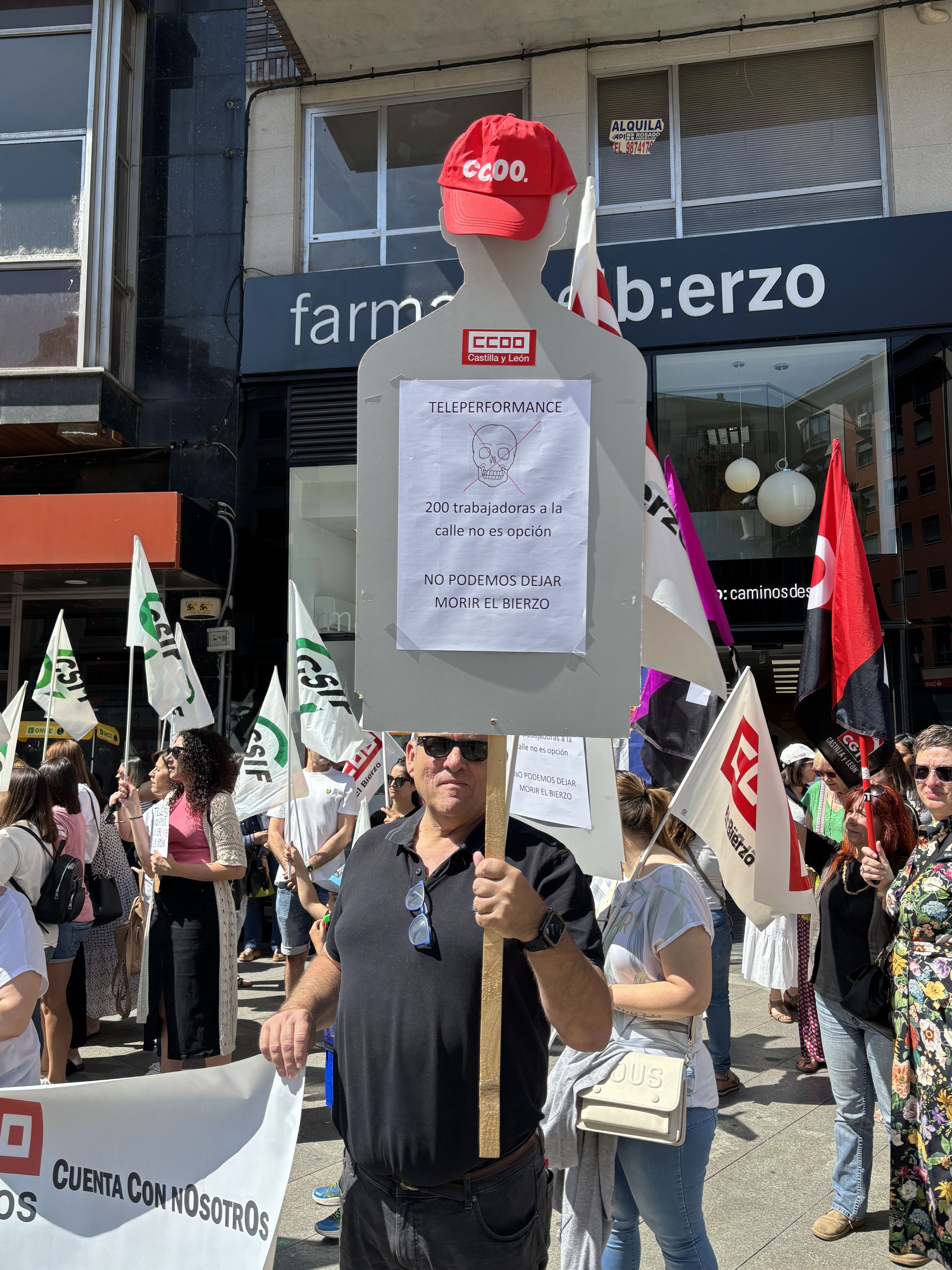 Concentración de los trabajadores de Teleperformance en Ponferrada. | JAVIER FERNÁNDEZ