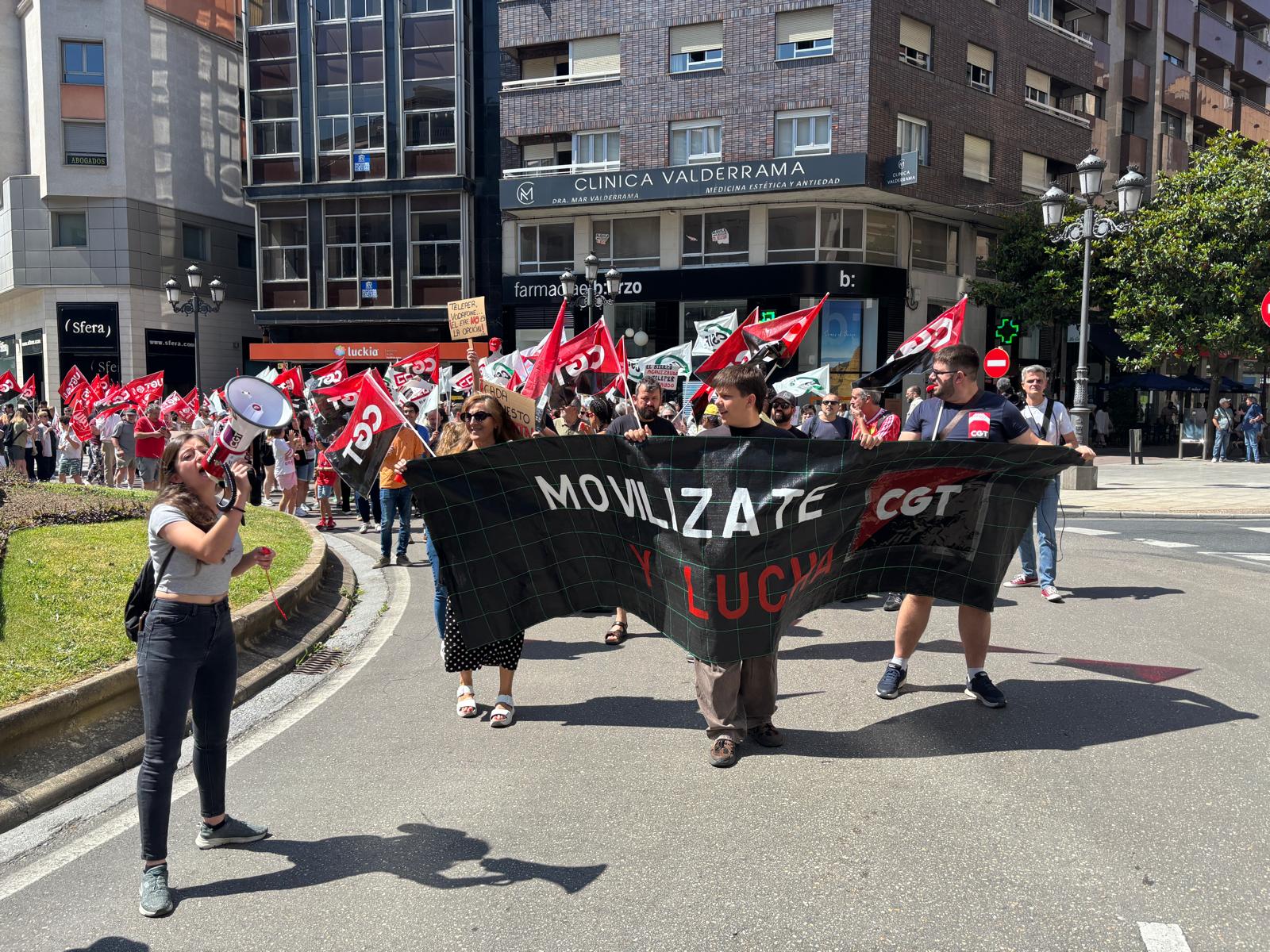 Concentración de los trabajadores de Teleperformance en Ponferrada. | JAVIER FERNÁNDEZ