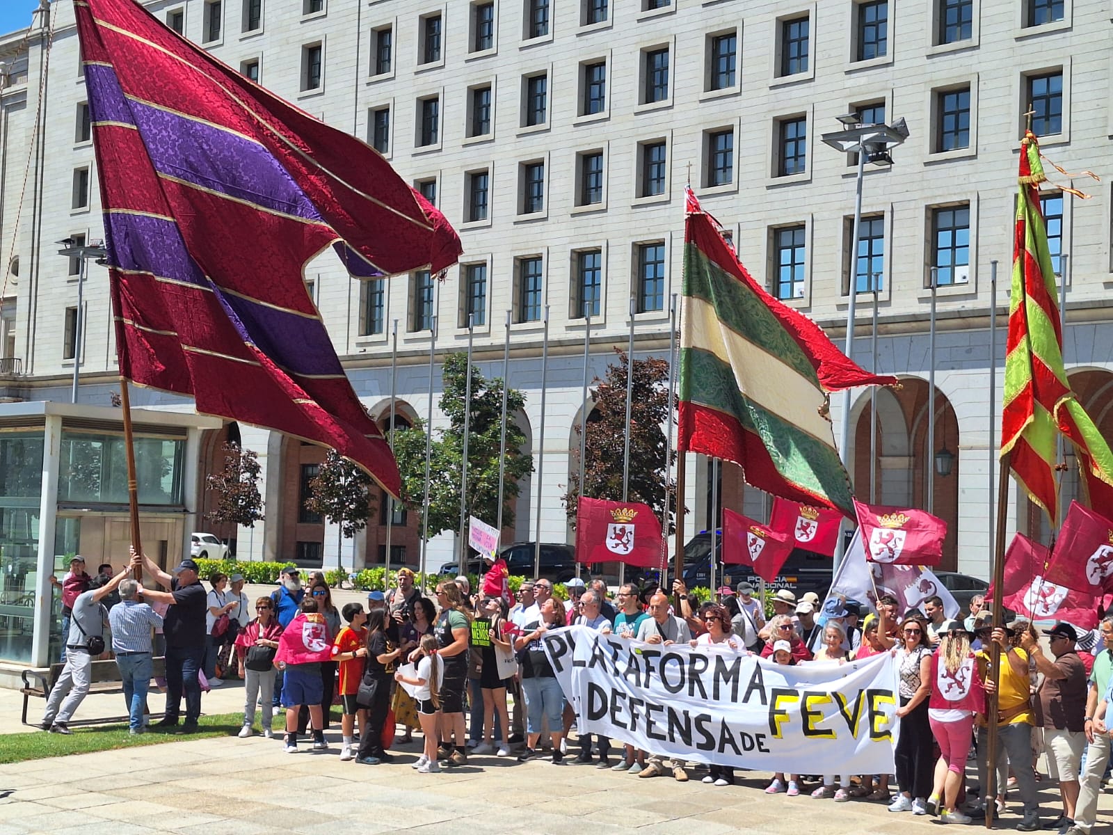 Leoneses concentrados en Madrid en defensa de Feve. | A. MARTÍNEZ Leoneses concentrados en Madrid en defensa de Feve. | A. MARTÍNEZ