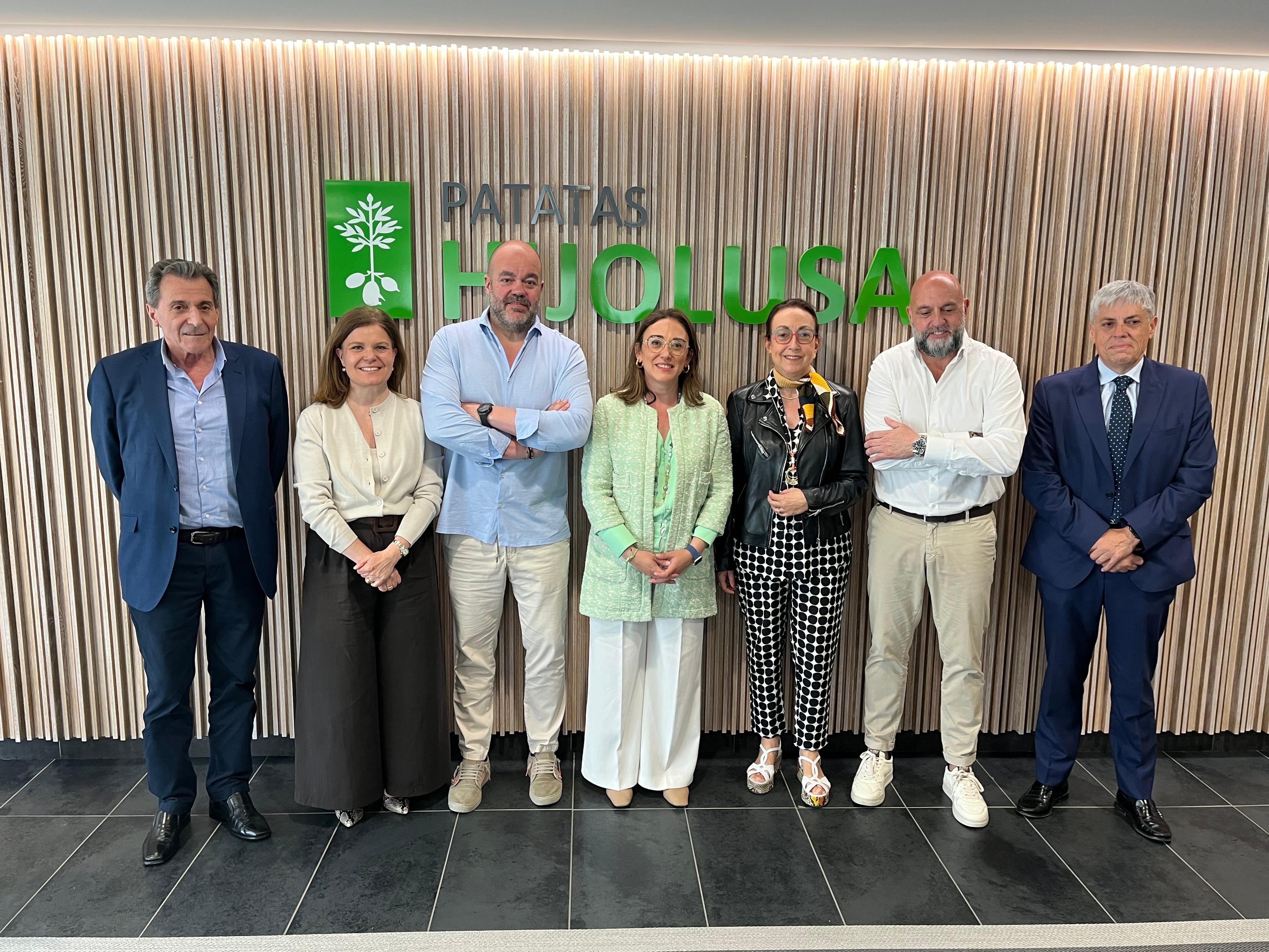 La consejera de Agricultura, Ganadería y Desarrollo Rural, María González Corral, visita las instalaciones de Hijolusa en León. |JCyL / ICAL La consejera de Agricultura, Ganadería y Desarrollo Rural, María González Corral, visita las instalaciones de Hijolusa en León. |JCyL / ICAL
