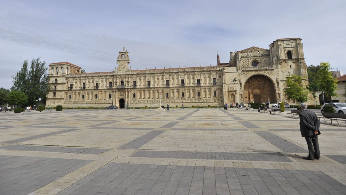 Imagen exterior del parador de San Marcos |L.N.C.