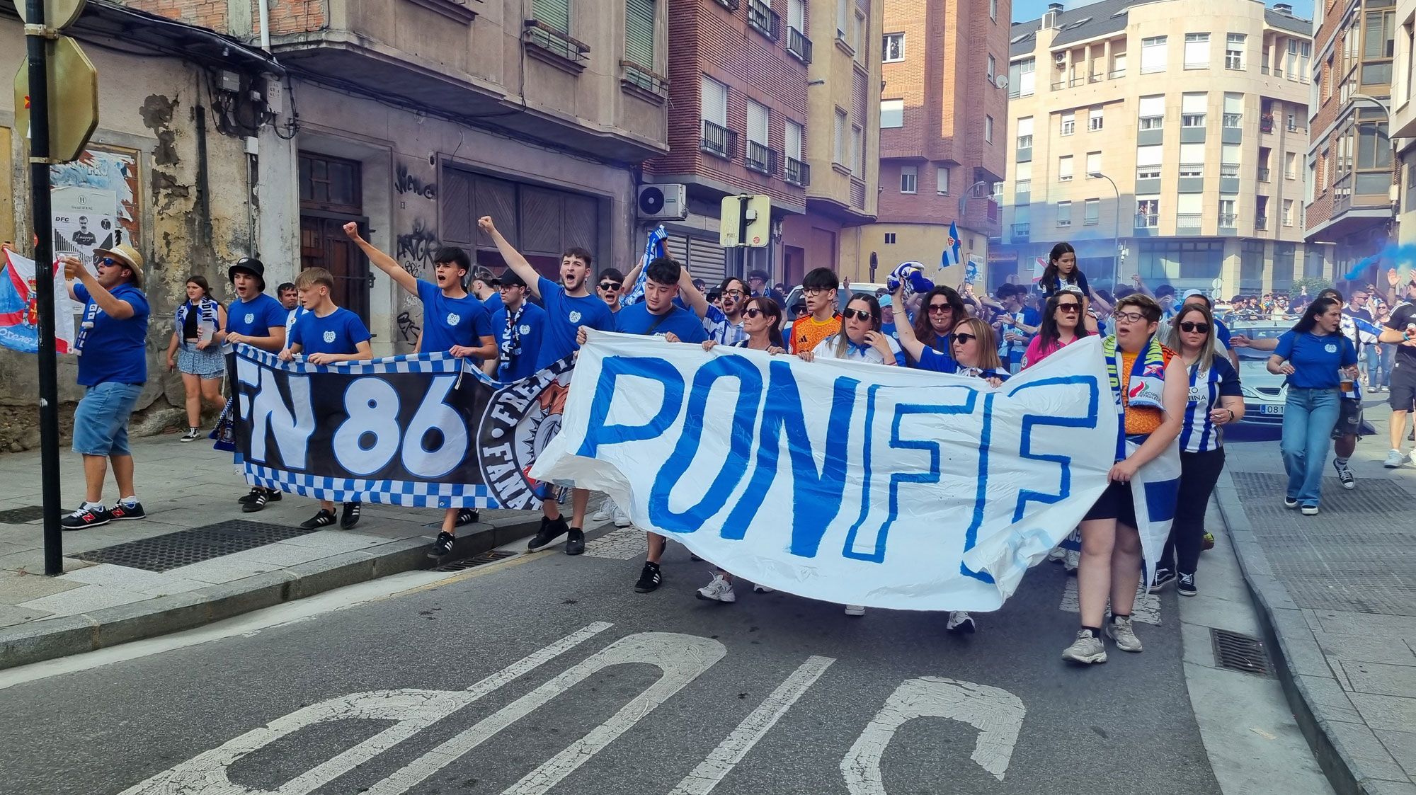 Imagen de la afición durante el corteo. | R. F.