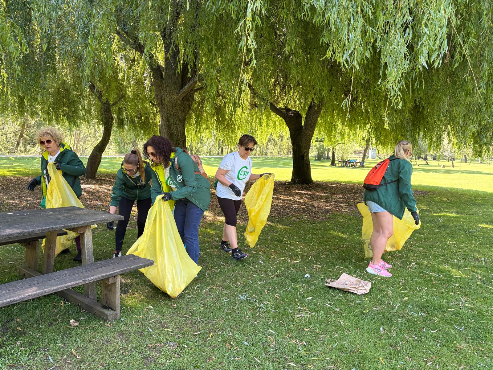Voluntarios leoneses protagonizan recogidas de restos con motivo del Día Mundial del Medio Ambiente dentro del Proyecto Libera. |ICAL.