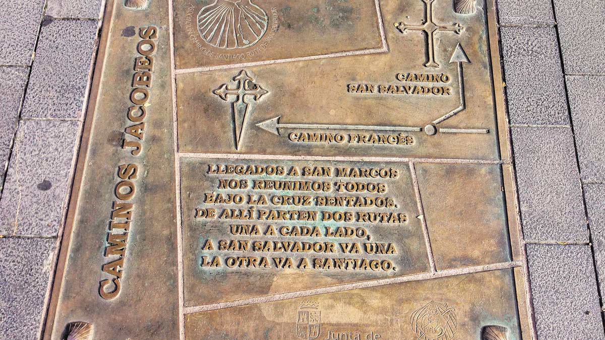 Placa situada en San Marcos para orientar a los peregrinos. | J.A. CUÑARRO
