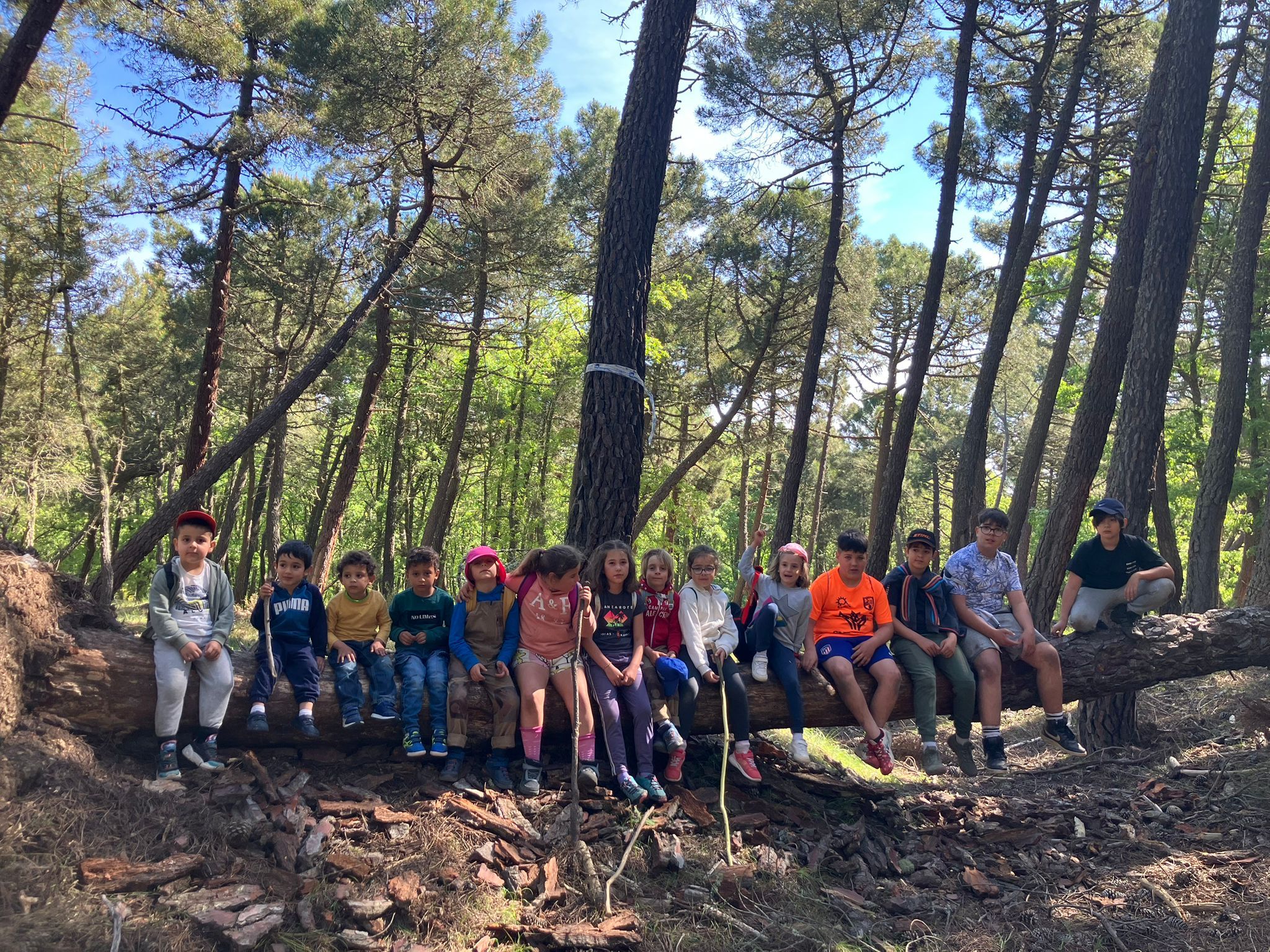 Alumnos participantes en la ruta de senderismo organizada en el marco de la Semana Cultural del CRA 'Valle del Duerna'. | LNC