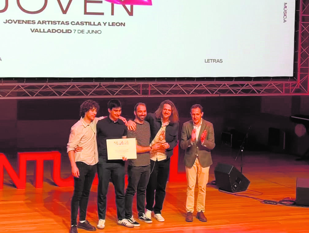 Los leoneses Naked Eda recogiendo su premio de ganadores de Arte Joven 2025 en el apartado de música en la gala celebrada ayer en Valladolid. | L.N.C.
