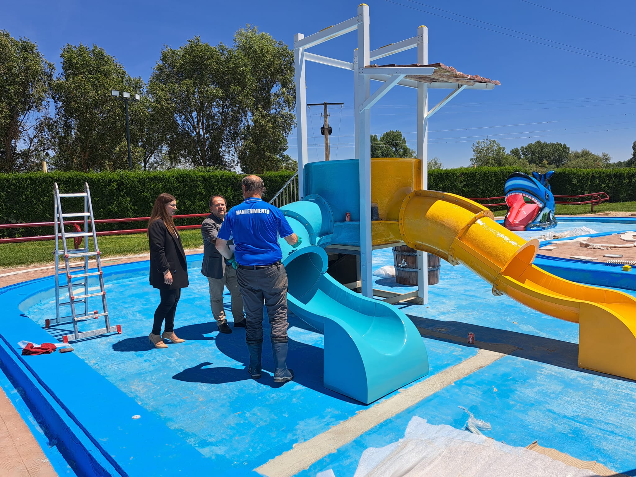 Javier Carrera y Elena Baílez visitan las obras de la piscina. | L.N.C.