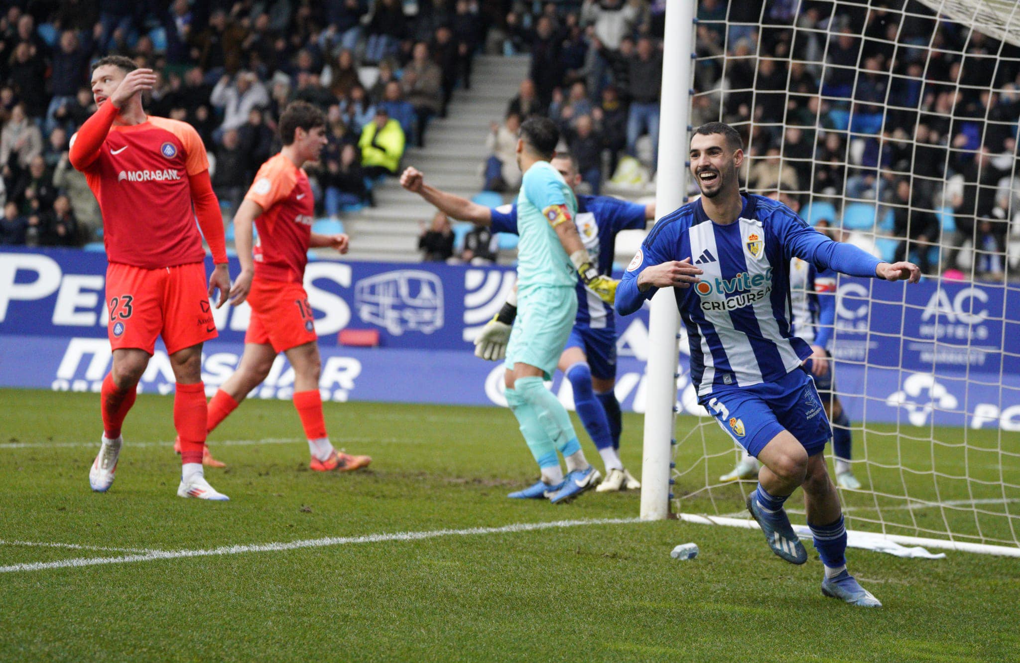 Lancho celebrando el único tanto de la victoria ante el Andorra, próximo rival de la Ponferradina en el 'playoff'. PONFERRADINA