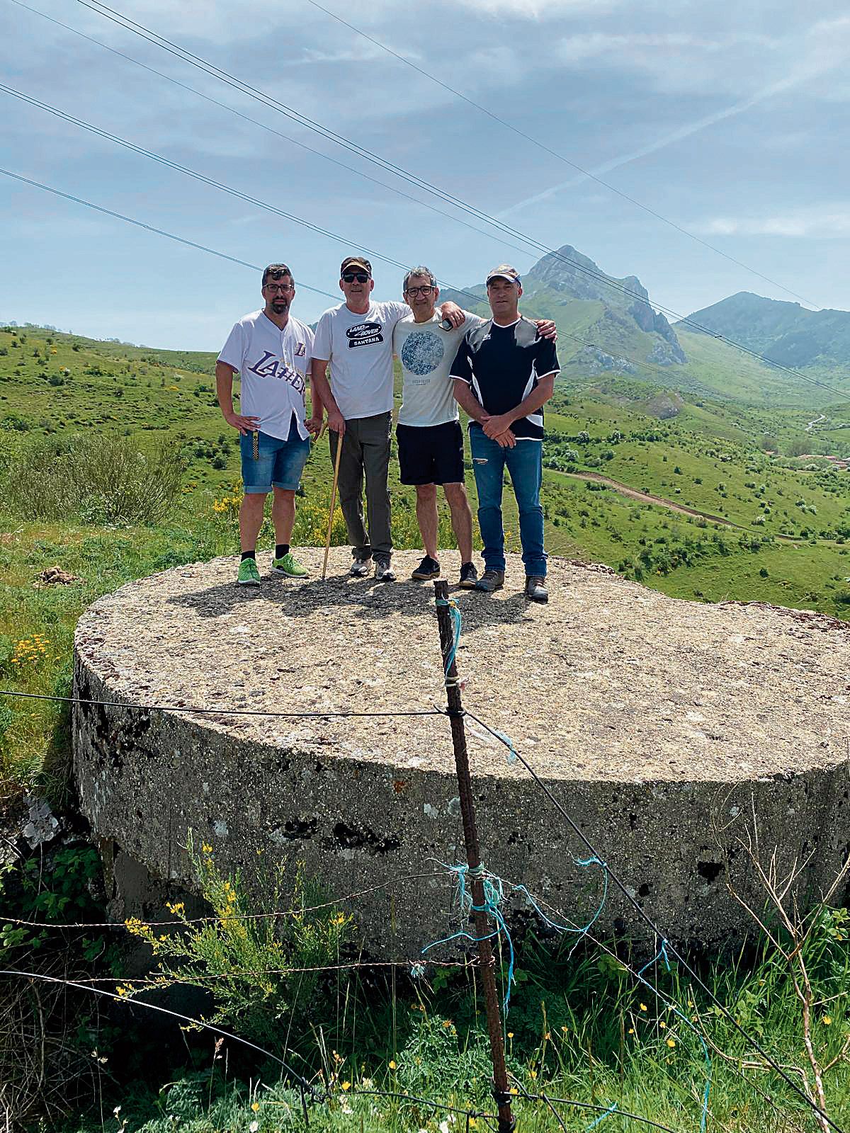 Los vecinos que ya han comenzado a realizar los primeros trabajos para hacer visitables los restos de la guerra. | L.N.C. Los vecinos que ya han comenzado a realizar los primeros trabajos para hacer visitables los restos de la guerra. | L.N.C.