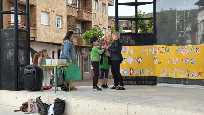 Un momento del homenaje a Tere, la bibliotecaria. Un momento del homenaje a Tere, la bibliotecaria.