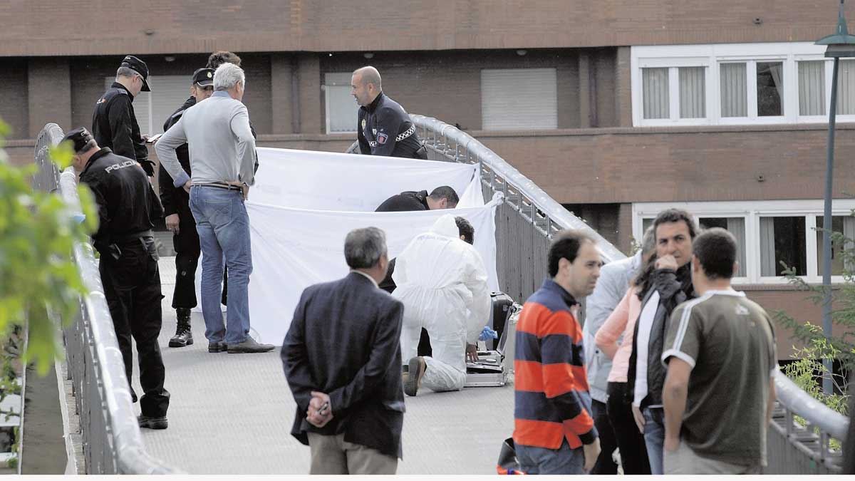 Isabel Carrasco fue asesinada el 12 de mayo de 2014 en una de las pasarelas que cruzan el Bernesga.| MAURICIO PEÑA Isabel Carrasco fue asesinada el 12 de mayo de 2014 en una de las pasarelas que cruzan el Bernesga.| MAURICIO PEÑA