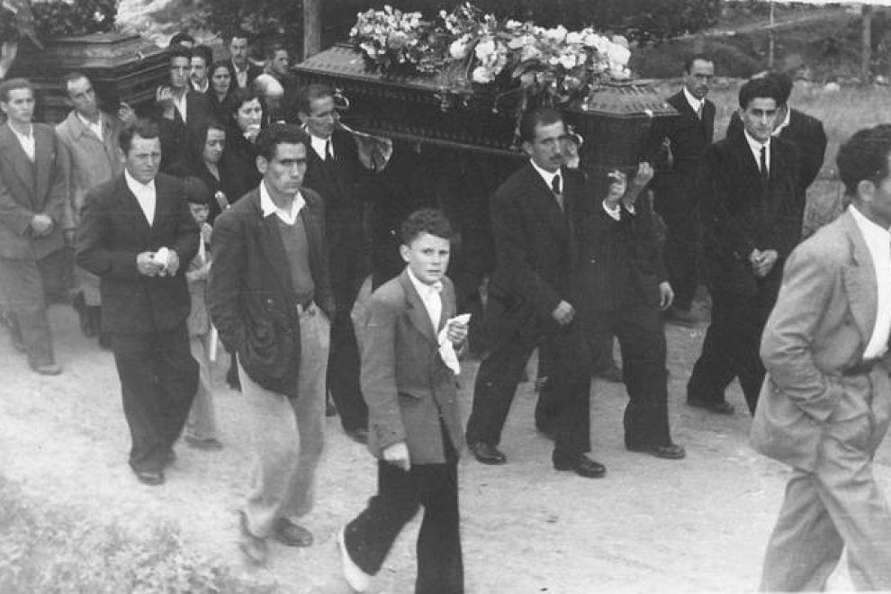 Las imágenes de dolor de los 14 entierros dan una idea del clima de desolación que se vició en Casetas y numerosas comarcas de donde eran los fallecidos.