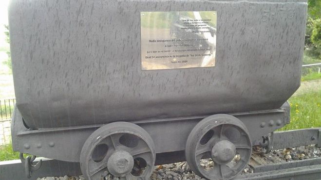 El vagón ubicado en la plaza del Ayuntamiento de La Ercina con la placa por el 50 aniversario de aquel 10 de junio negro. El vagón ubicado en la plaza del Ayuntamiento de La Ercina con la placa por el 50 aniversario de aquel 10 de junio negro.