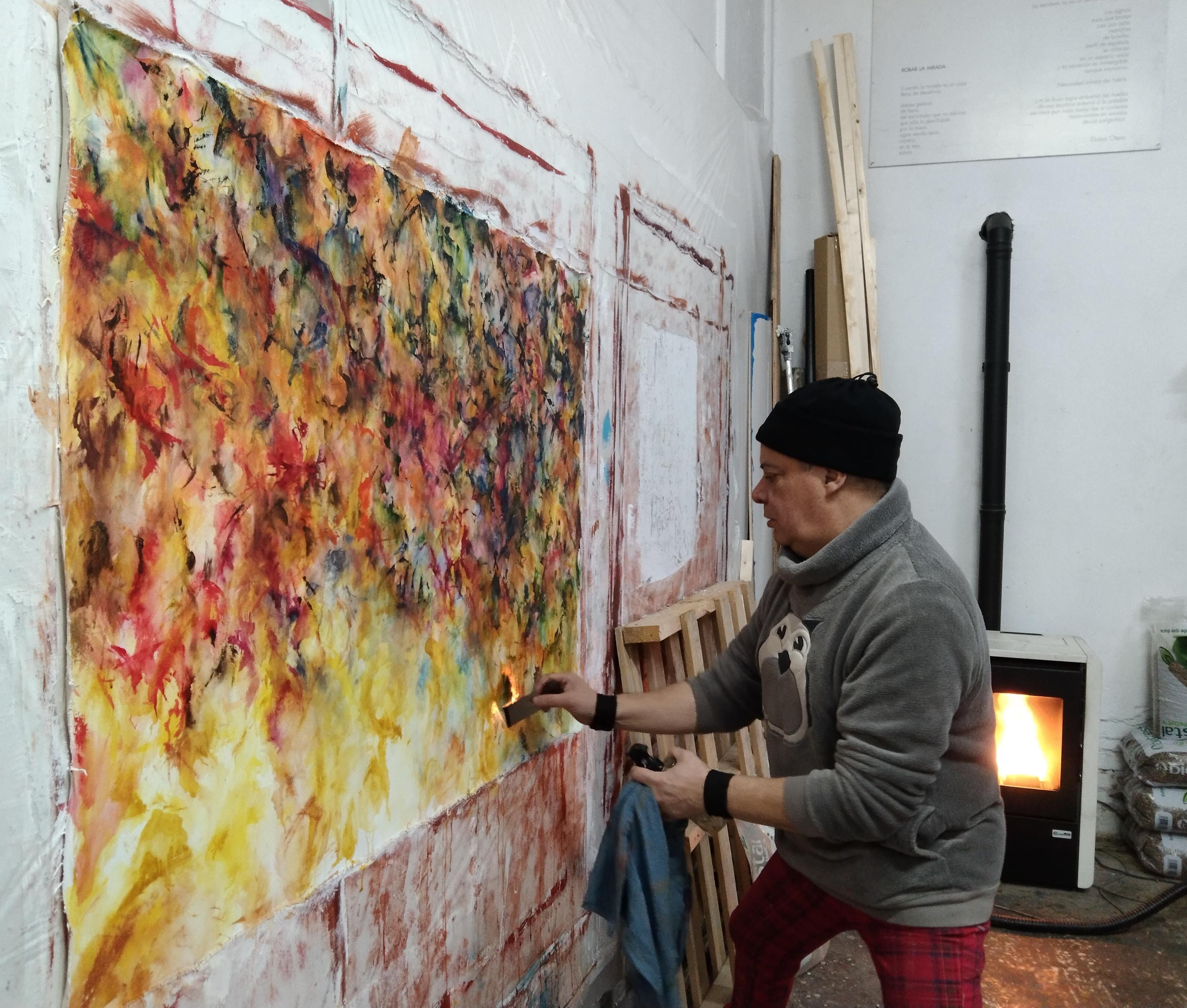 El artista Juan Rafael pintando en Isla Bukanera | LNC