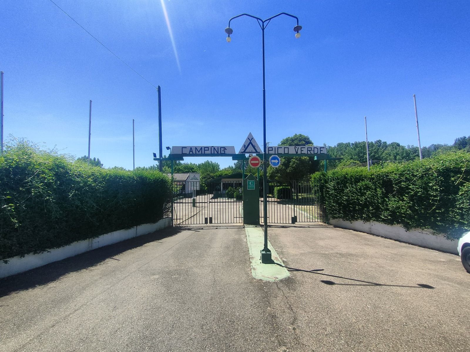 Vista de la entrada del Camping Pico Verde de Valencia de Don Juan. | L.N.C. Vista de la entrada del Camping Pico Verde de Valencia de Don Juan. | L.N.C.