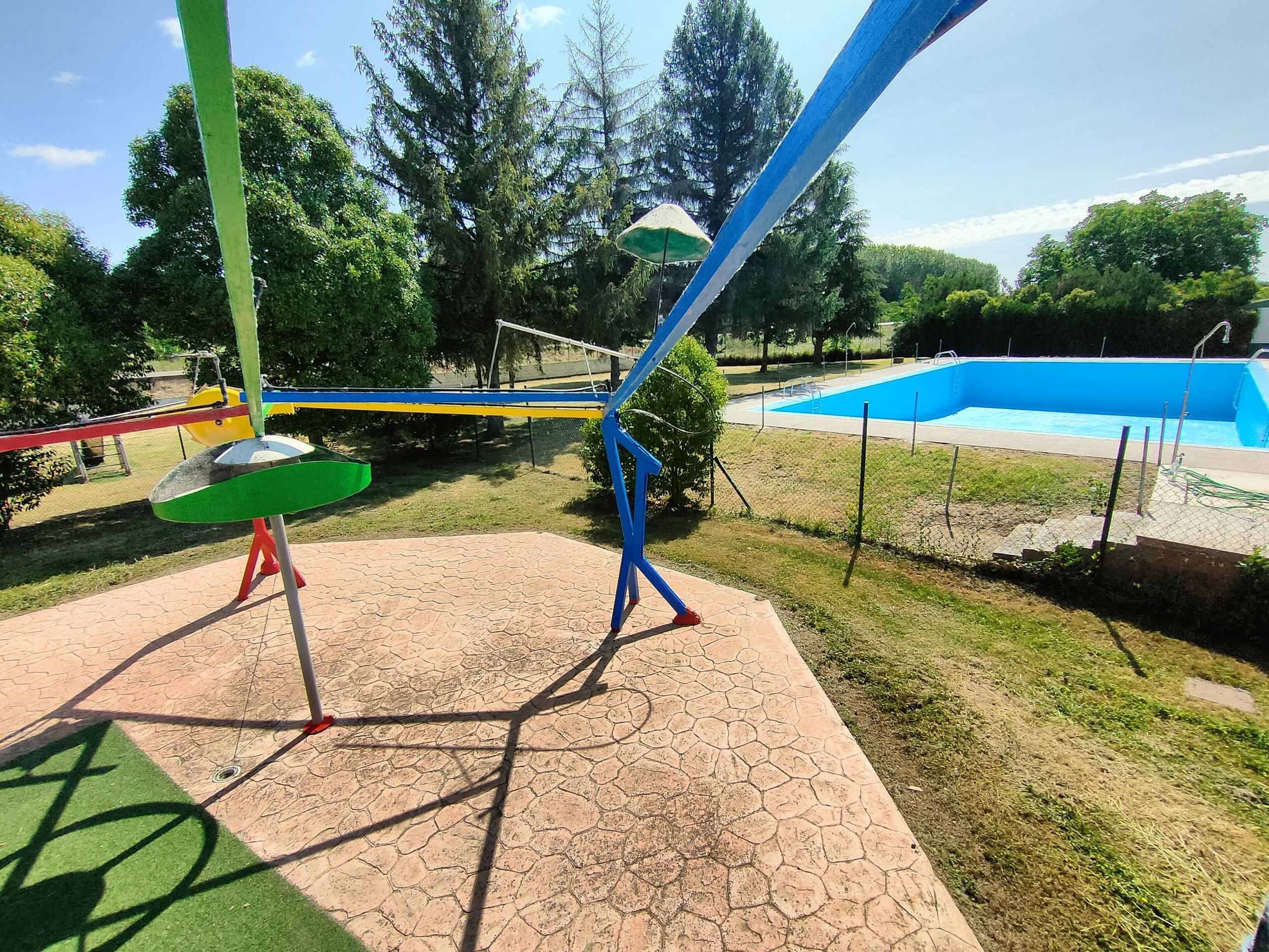 Cuenta con parque, pista de tenis y piscina. | L.N.C.