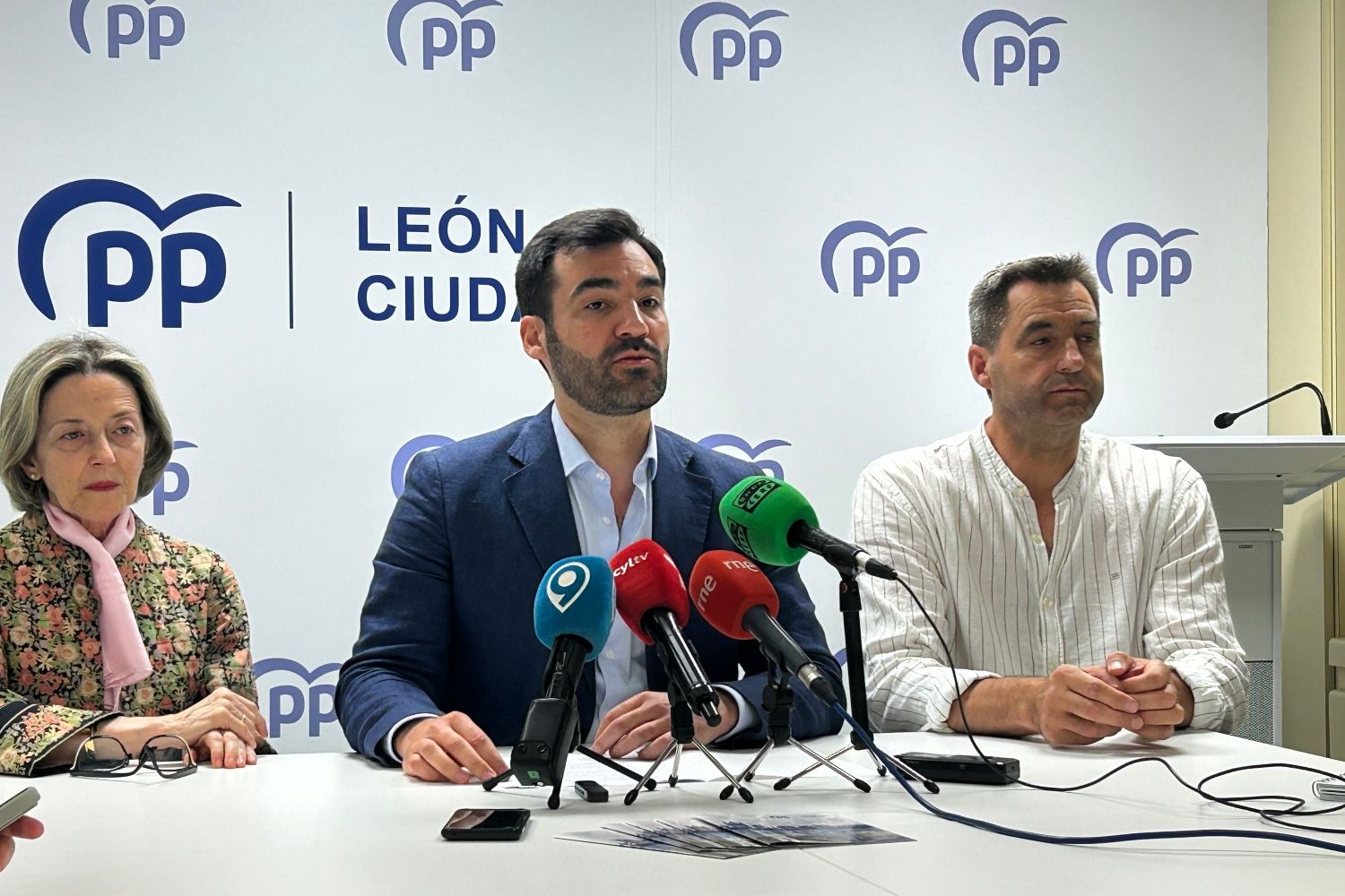 Un instante de la rueda de prensa ofrecía por el Partido Popular sobre las ultimas peatonalización del centro y las activación de cámaras de control | LNC