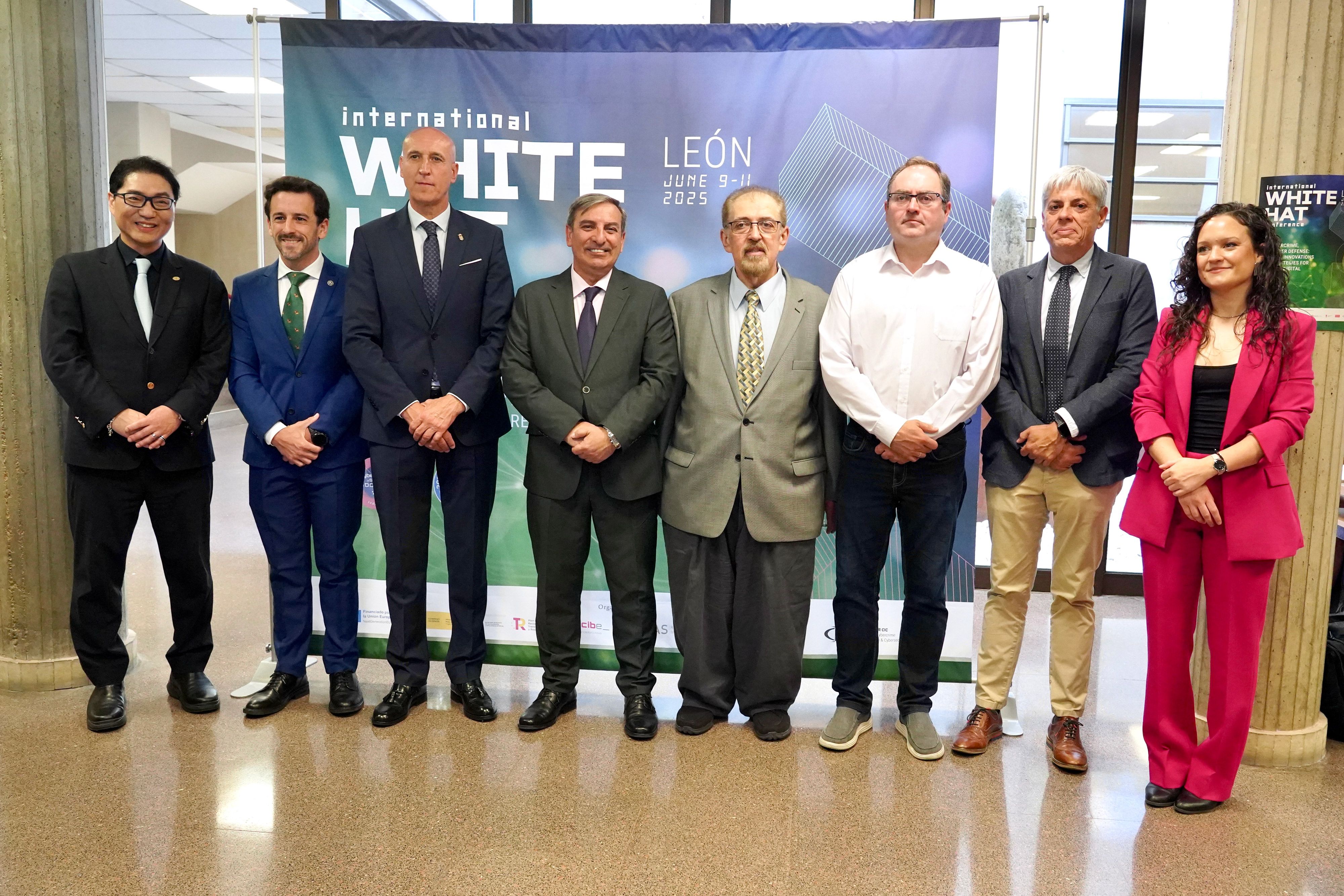 La 'International White Hat Conference' que se celebra hasta mañana en León reúne a más de 300 ‘hackers éticos’ de 41 países. | CAMPILLO (ICAL)