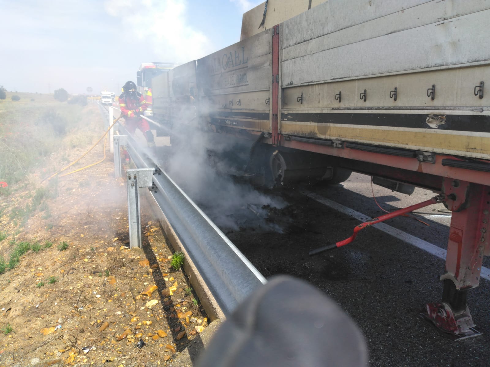 Los bomberos del Sepeis de Astorga sofocando el incendio. | L.N.C.