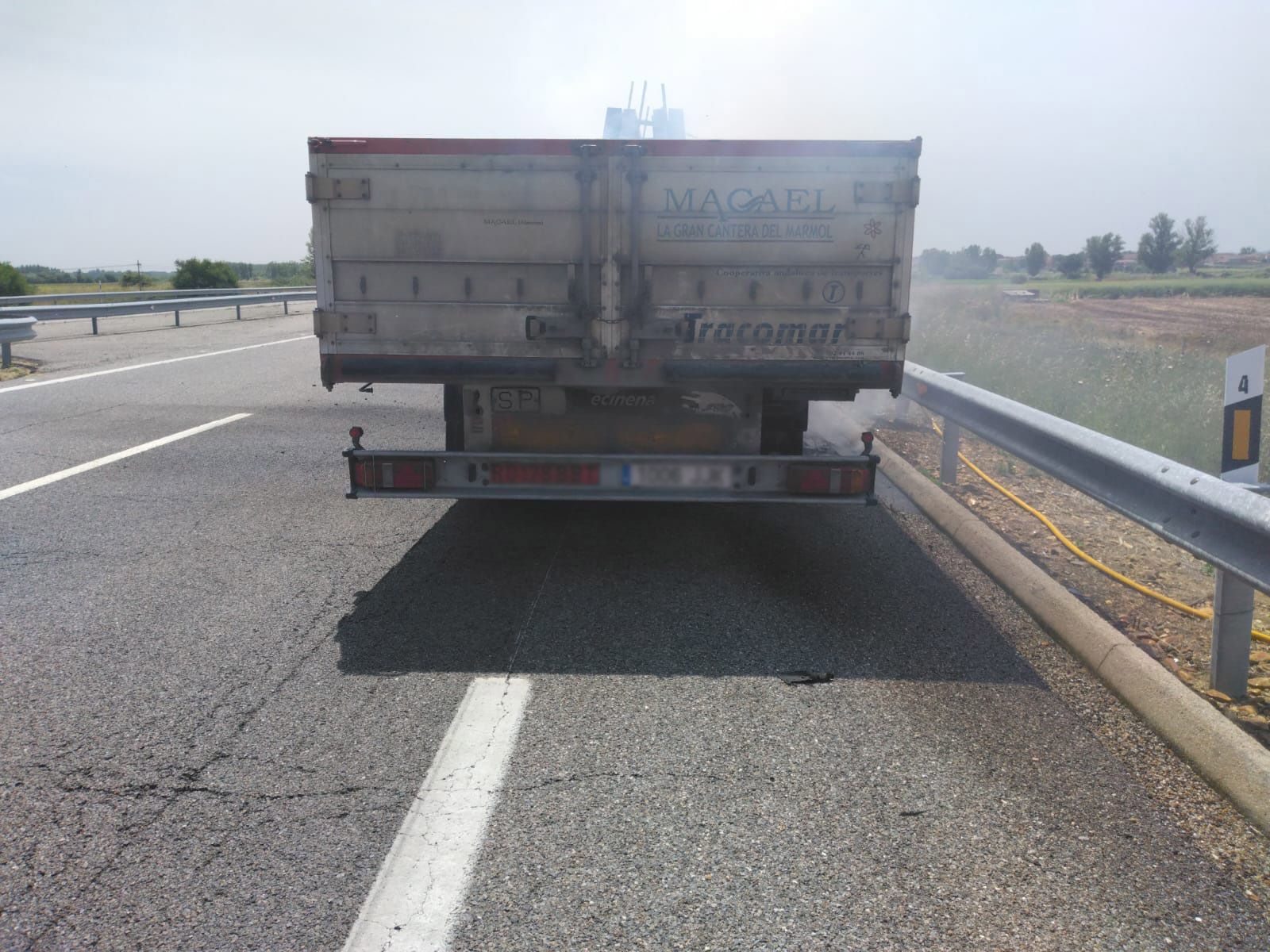 Humo saliendo del interior del camión. | L.N.C.