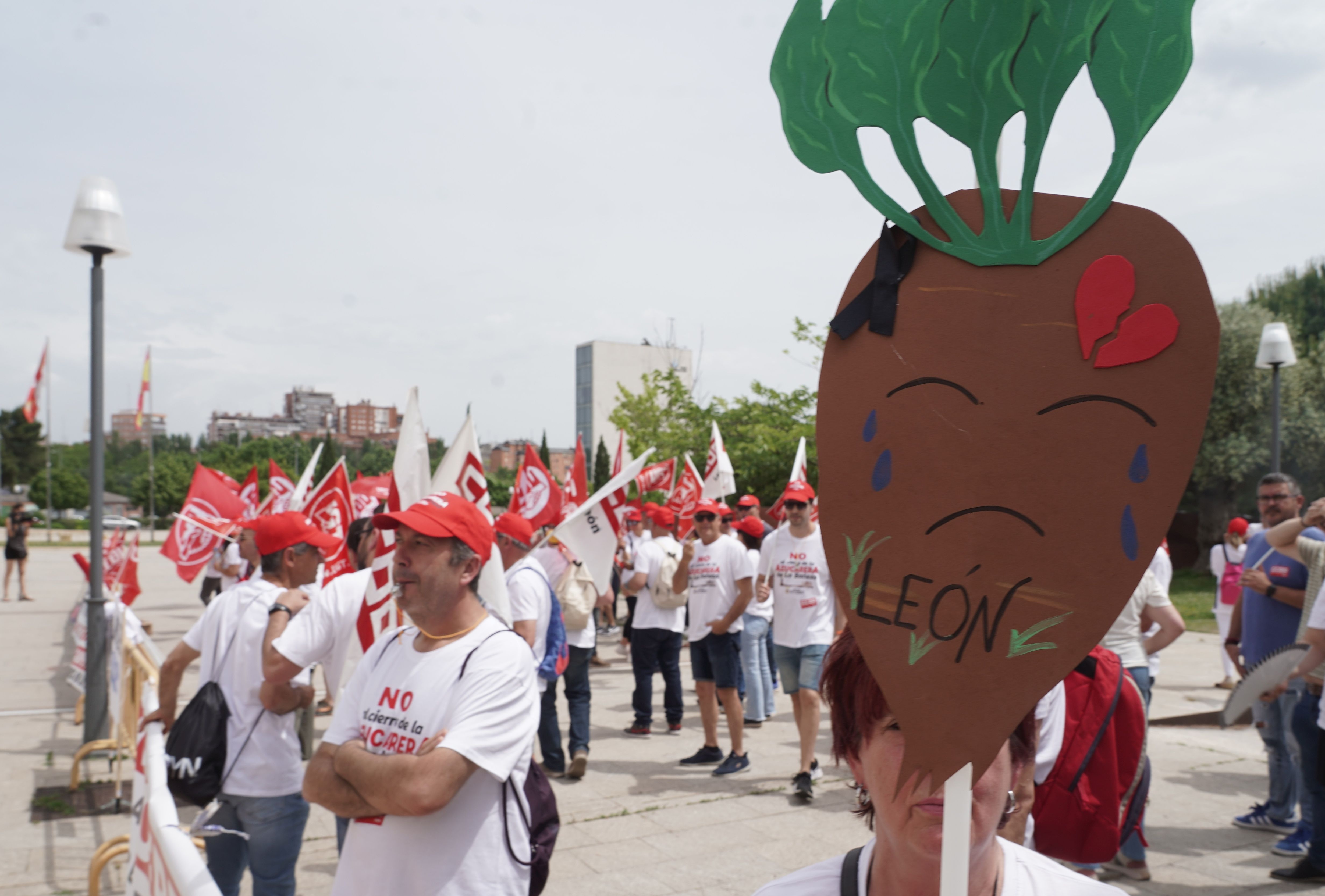 Protesta a las puertas de las Cortes de los empleados de Azucarera. | ICAL Protesta a las puertas de las Cortes de los empleados de Azucarera. | ICAL