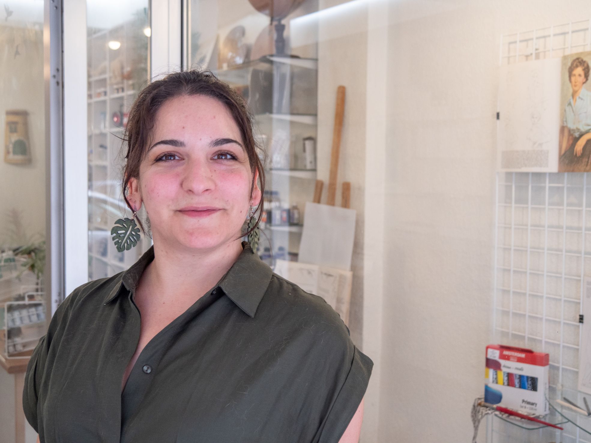 Estela González Román es la propietaria del establecimiento Andén Creativo, ubicado en el número seis de la calle Azorín. | VICENTE GARCÍA