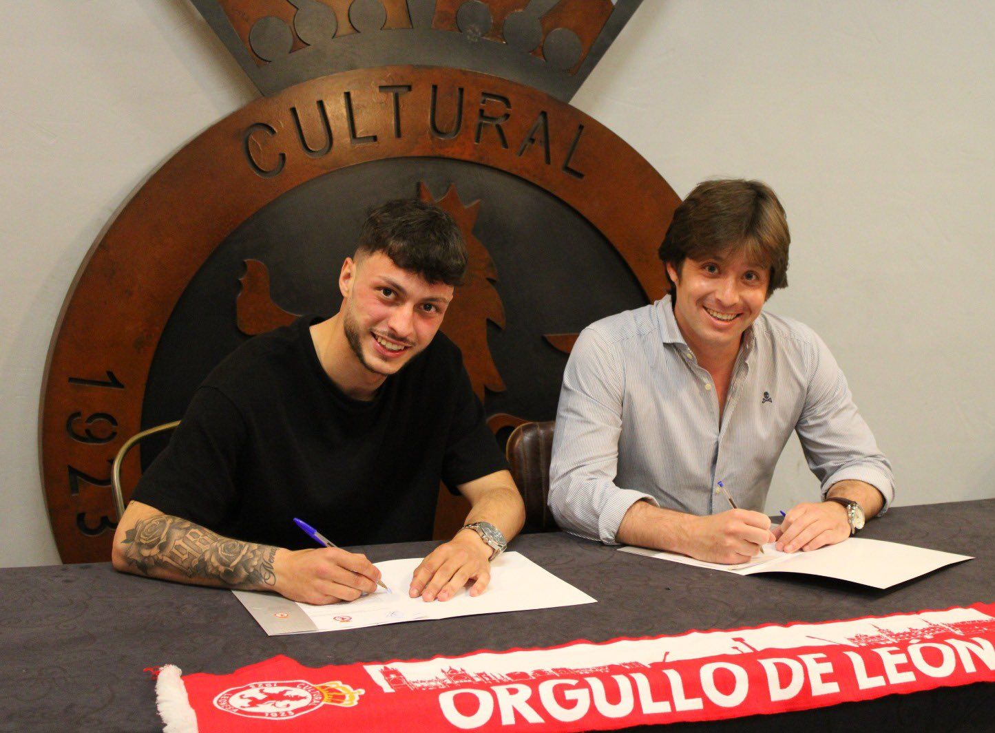 David López, junto a Manzanera, al firmar su renovación con la Cultural. | CYD
