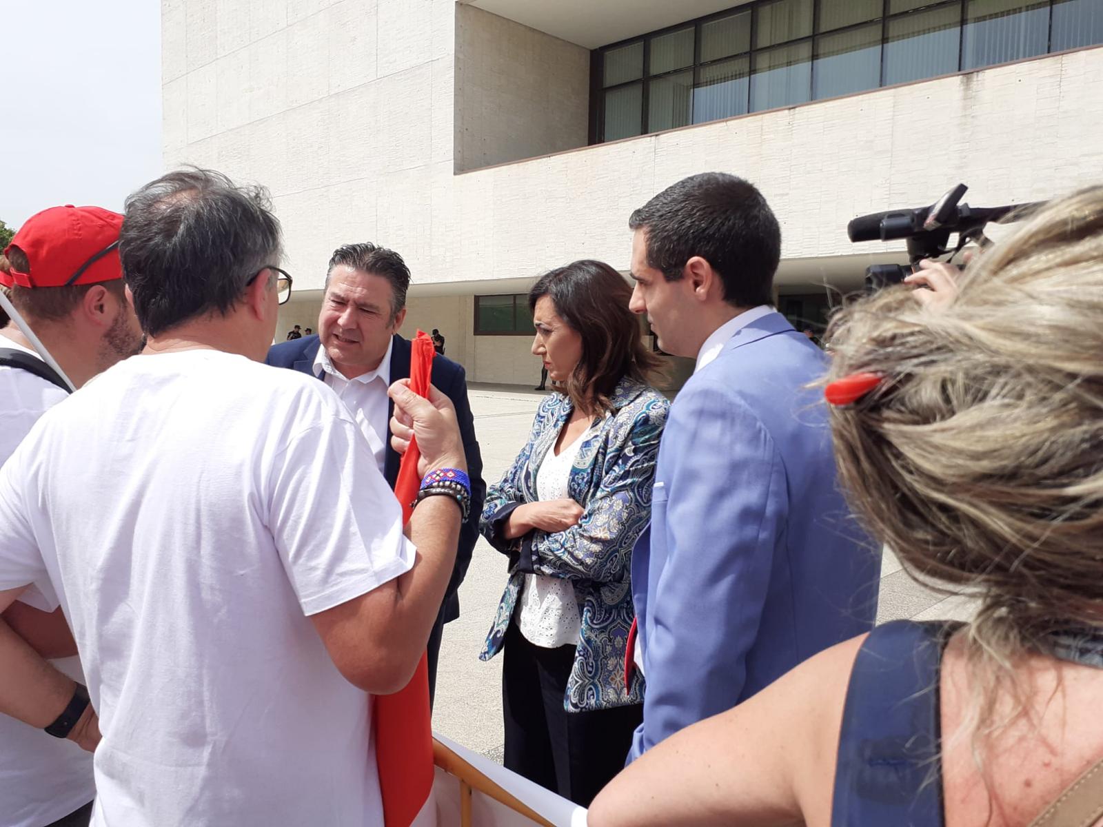 Representantes de UPL escuchando las demandas de los trabajadores a las puertas de las Cortes. | L.N.C.