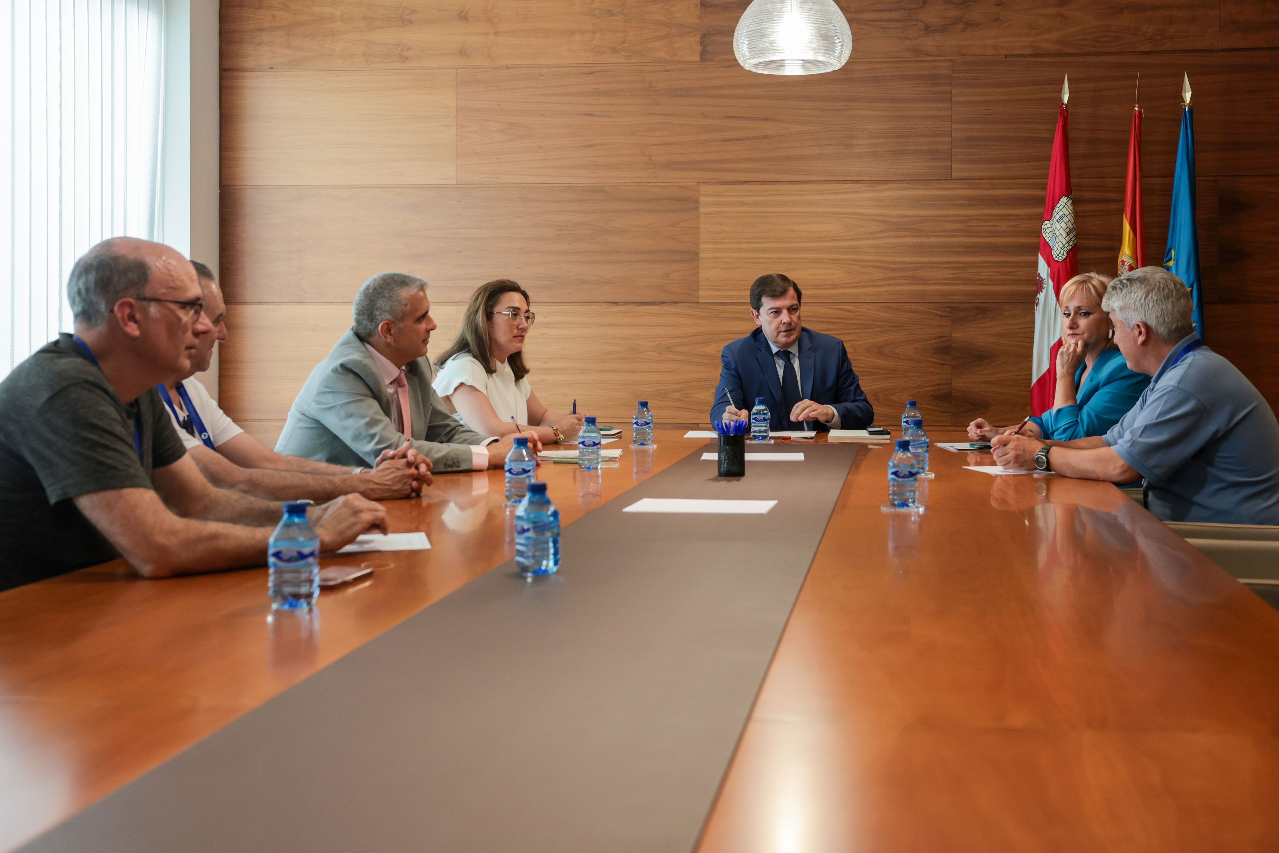 Reunión de Mañueco, Corral y García con los representantes del comité de empresa de Azucarera en La Bañeza. | L.N.C.