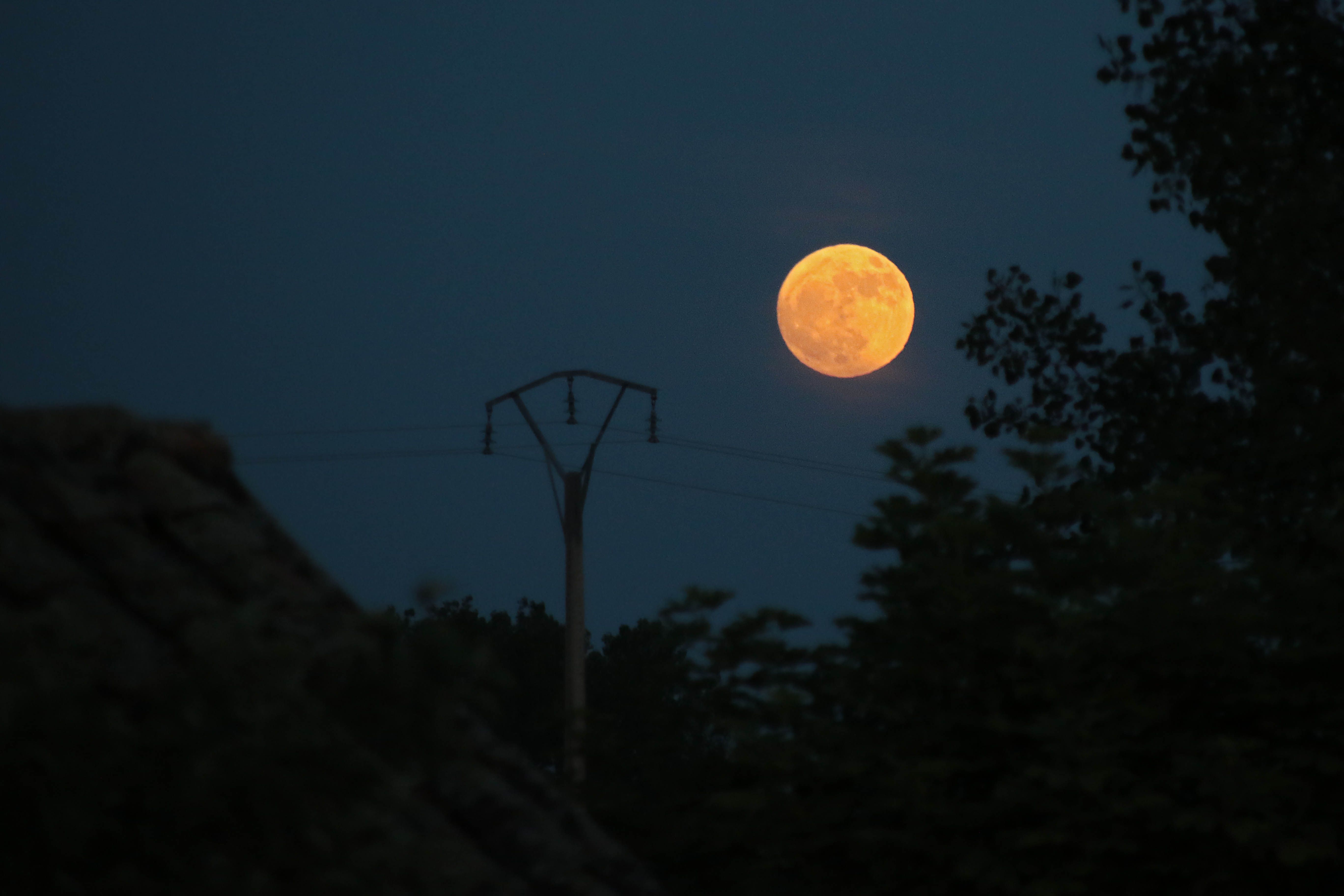 La Luna de Fresa, vista desde la Cepeda, en León. | PEIO GARCÍA (ICAL)