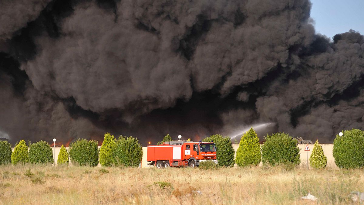 El incendio de la planta de neumáticos de RMD en Ardoncino se produjo el verano pasado. | DANIEL MARTÍN