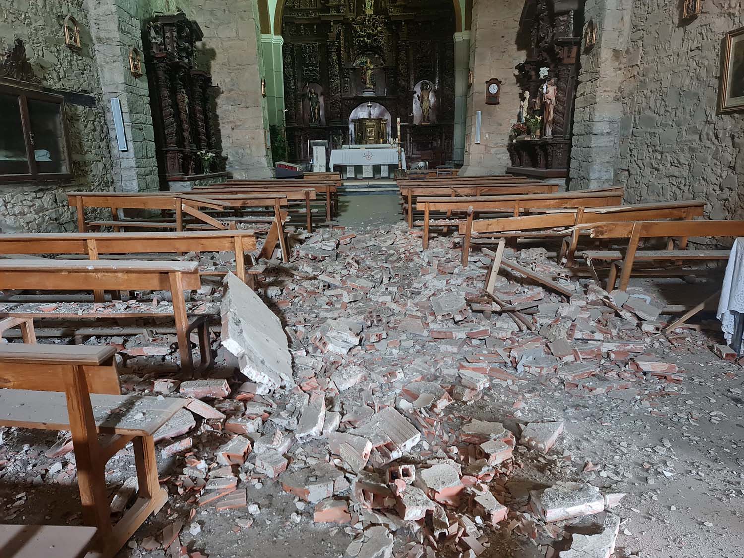 Destrozos descubiertos en la iglesia.