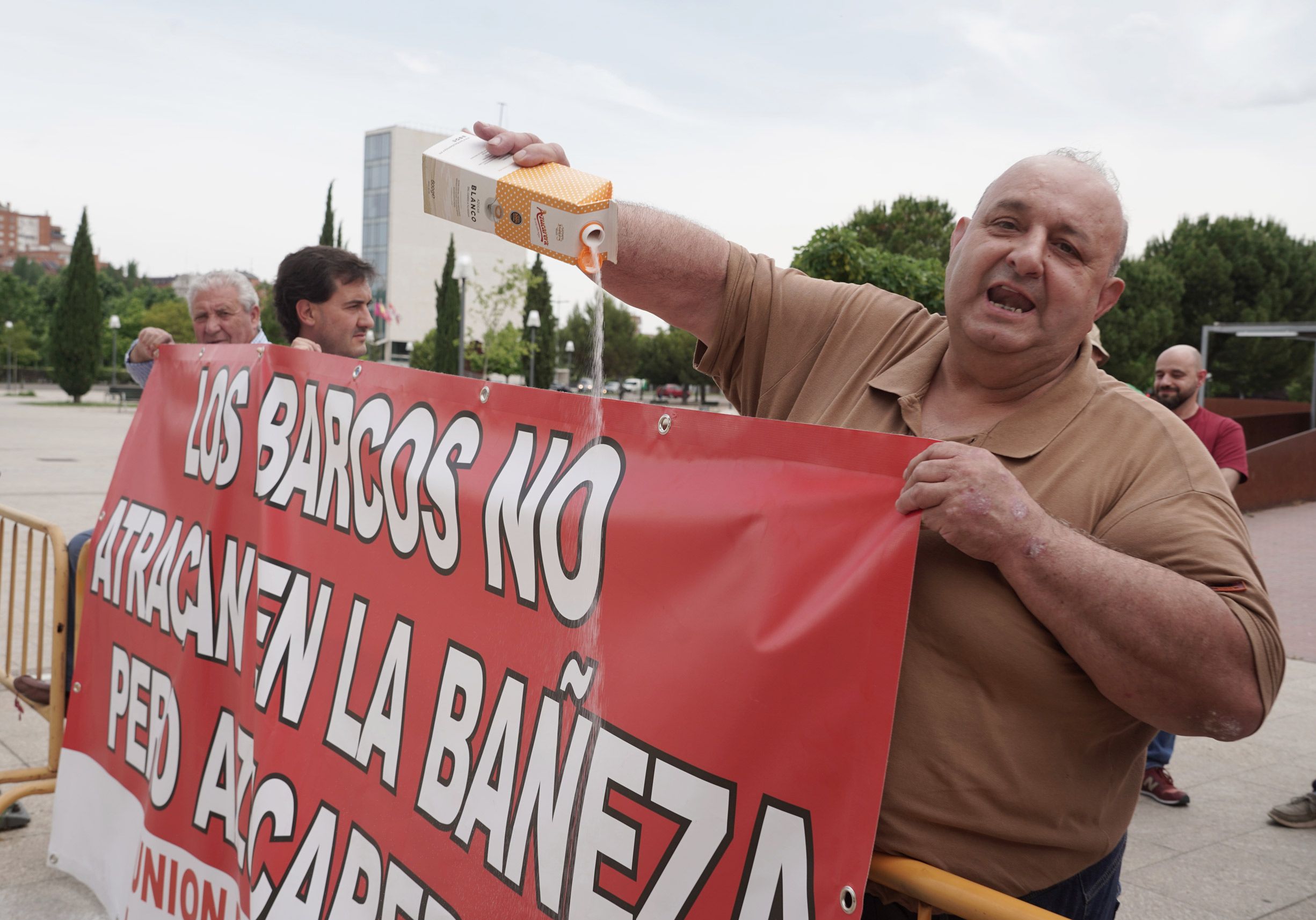 El presidente de UCCL León, Juan Antonio Rodríguez, este martes en la protesta de la Cortes. | ICAL El presidente de UCCL León, Juan Antonio Rodríguez, este martes en la protesta de la Cortes. | ICAL