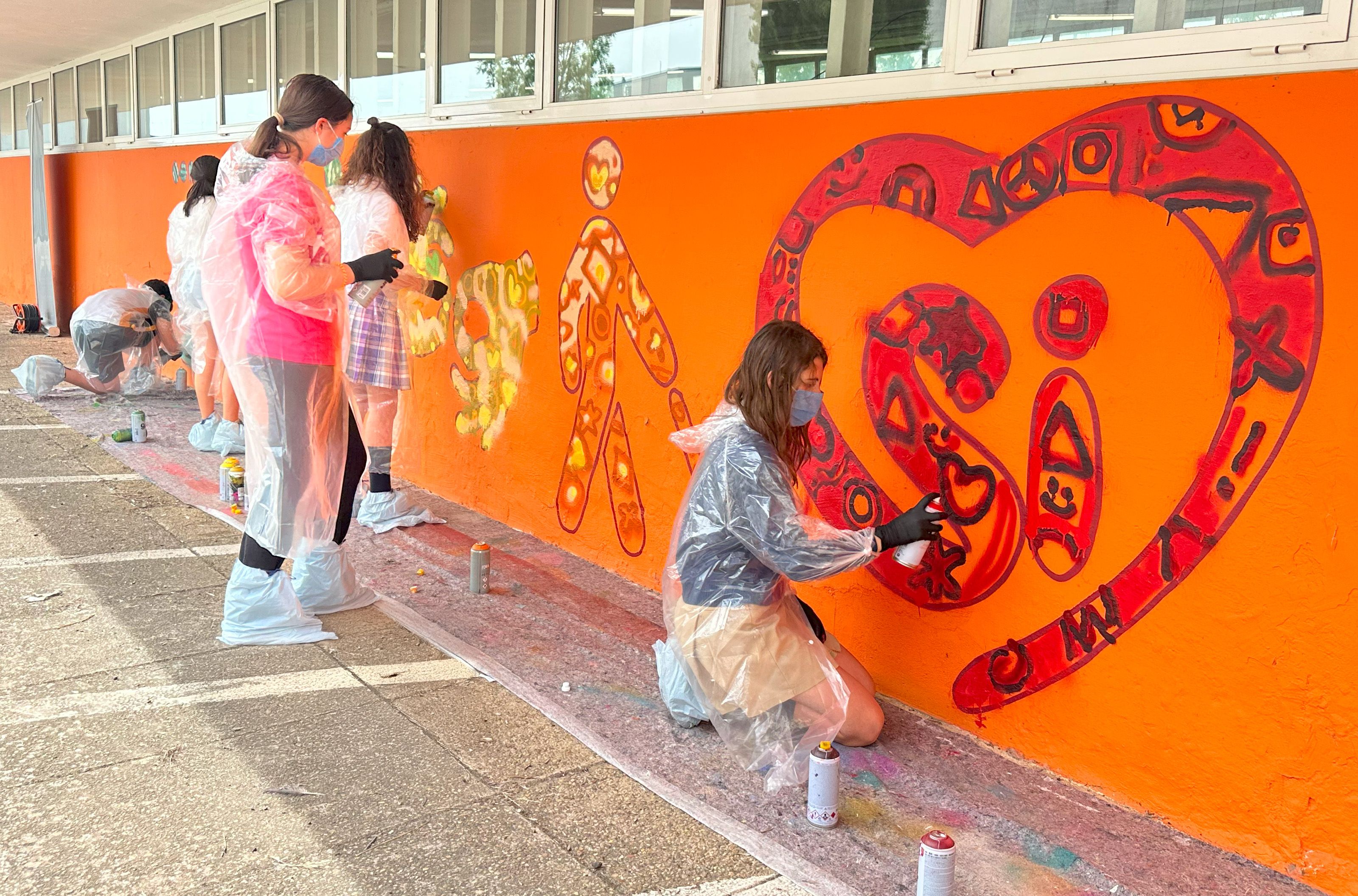 Los participantes en el certamen 'Hazte incluencer' realizaron un mural en las instalaciones de Soltra de La Virgen del Camino. | L.N.C.