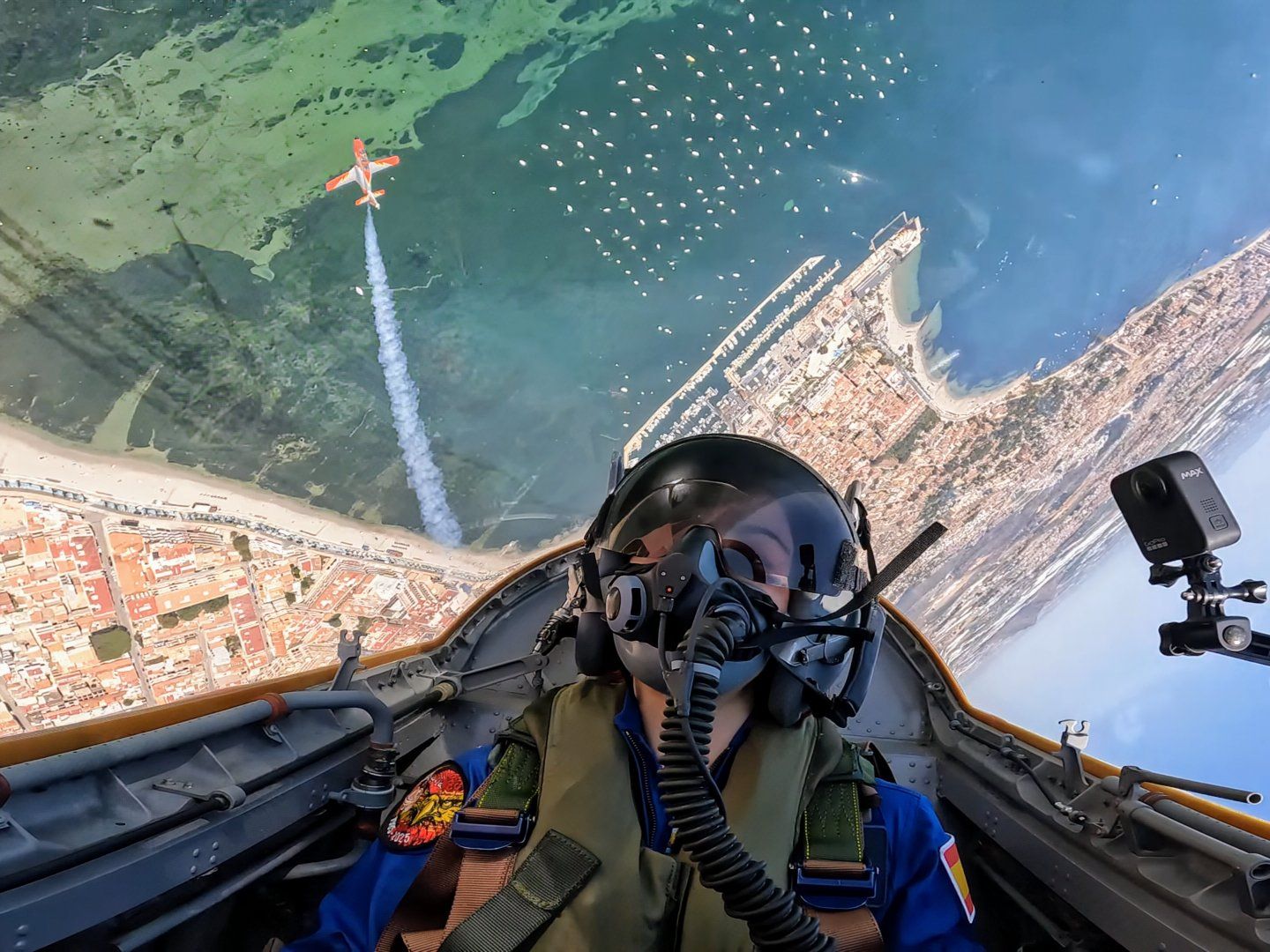 La astronauta en la reserva de la ESA, la leonesa Sara García, una más de la Patrulla Águila. | @Astro_SaraG