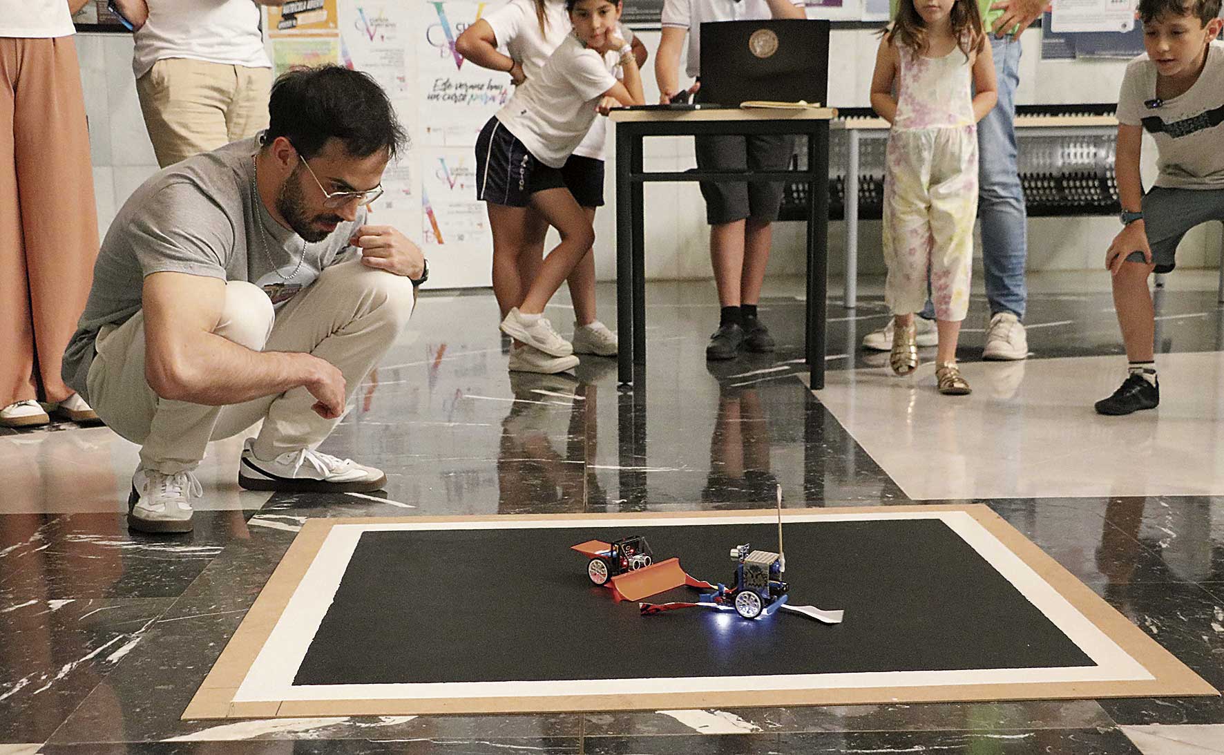 Uno de los participantes en el concurso de pequeños robots. | L.N.C.