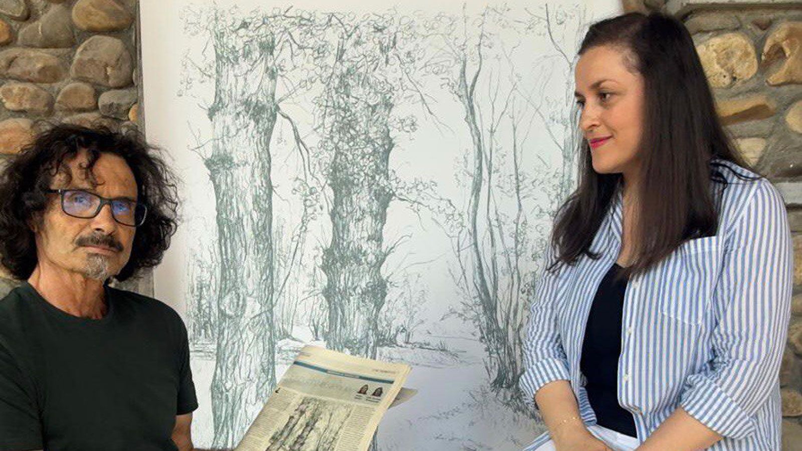 José Antonio Santocildes y Nuria Crespo junto a un ejemplar de La Nueva Crónica con sus ‘Senderos de inspiración’. | L.N.C.