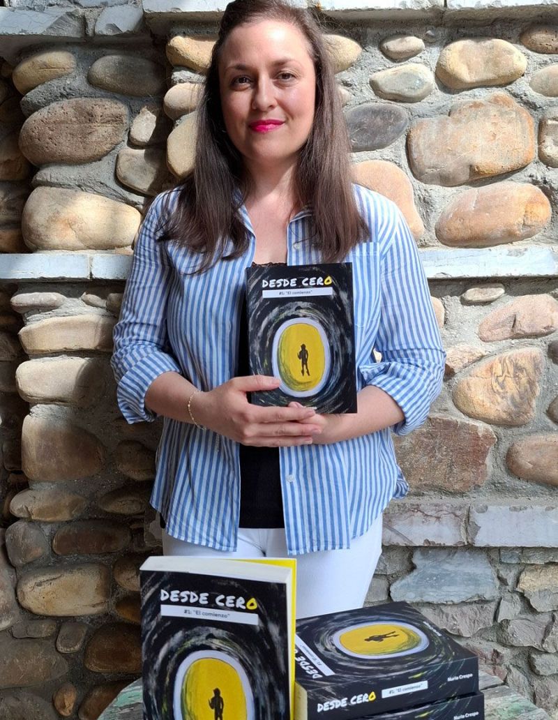 La escritora y colaboradora en La Nueva Crónica, Nuria Crespo, junto a su publicación ‘Desde cero’.L.N.C