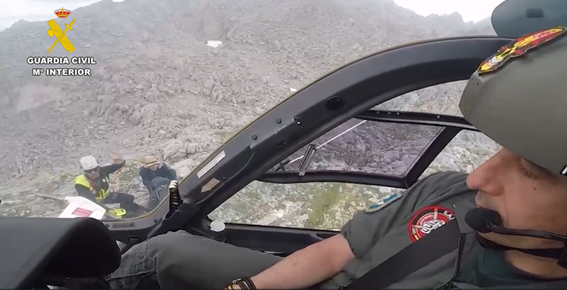 Rescate de un montañero herido por parte de la Guardia Civil en Picos de Europa. | GUARDIA CIVIL Rescate de un montañero herido por parte de la Guardia Civil en Picos de Europa. | GUARDIA CIVIL