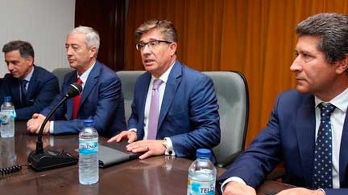 El gerente regional de Salud, Rafael López (2D), junto al gerente del hospital 'El Bierzo' de Ponferrada, Juan Antonio Visedo (2I), durante el consejo de gestión de Atención Primaria de Área de Salud de El Bierzo, donde se ha presentado la nueva gerencia