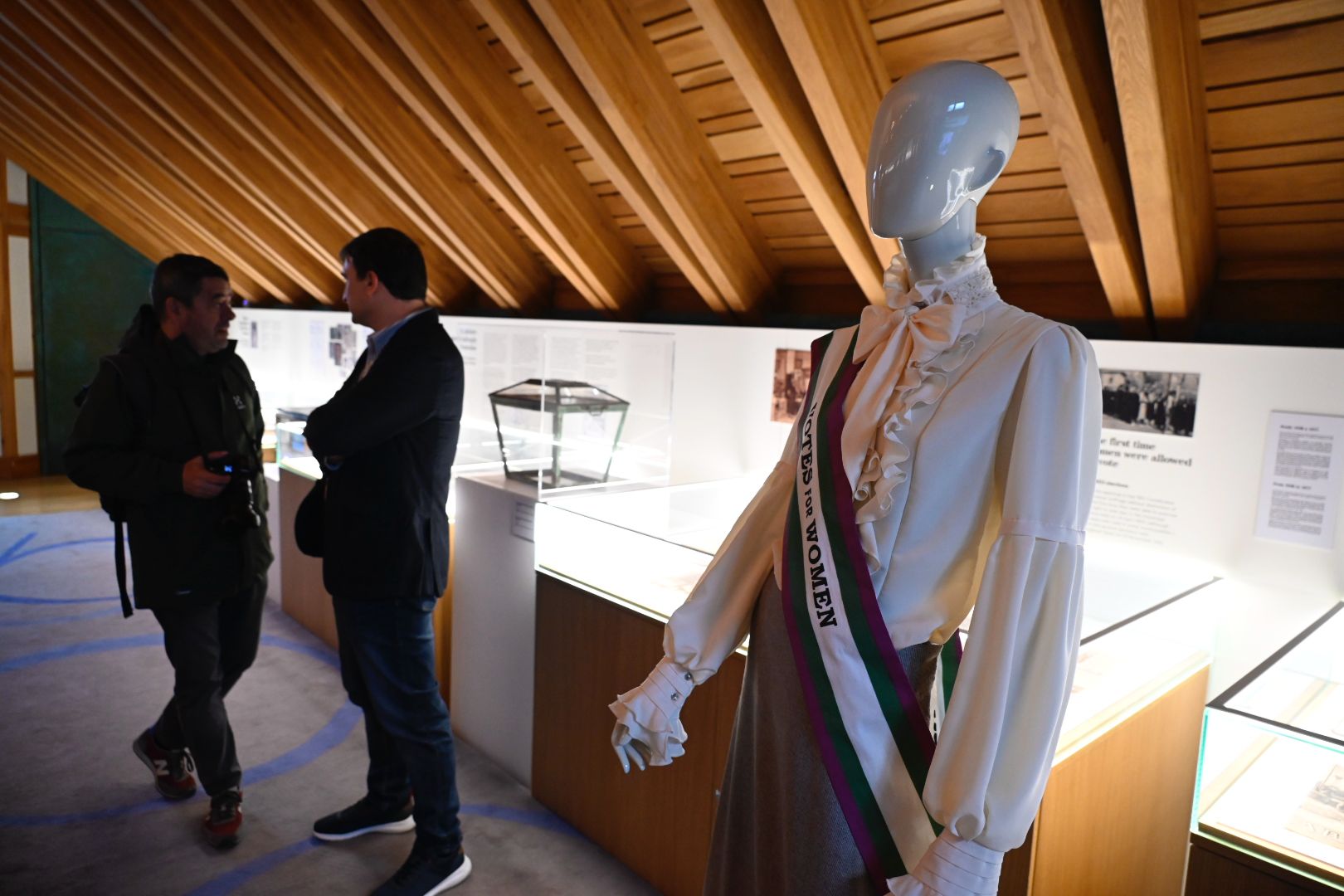 Una imagen de la inauguración de la exposición 'La conquista del voto' en el Museo Casa Botines. | SAÚL ARÉN