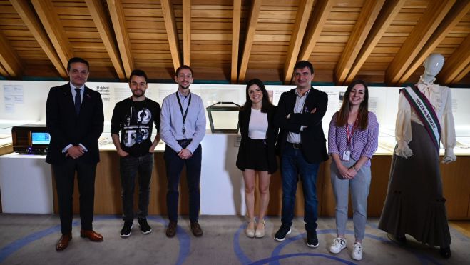 El comisario Víctor Miguélez (segundo por la derecha) es uno de los grandes coleccionistas privados en España en materia de constitucionalismo. SAÚL ARÉN El comisario Víctor Miguélez (segundo por la derecha) es uno de los grandes coleccionistas privados en España en materia de constitucionalismo. SAÚL ARÉN