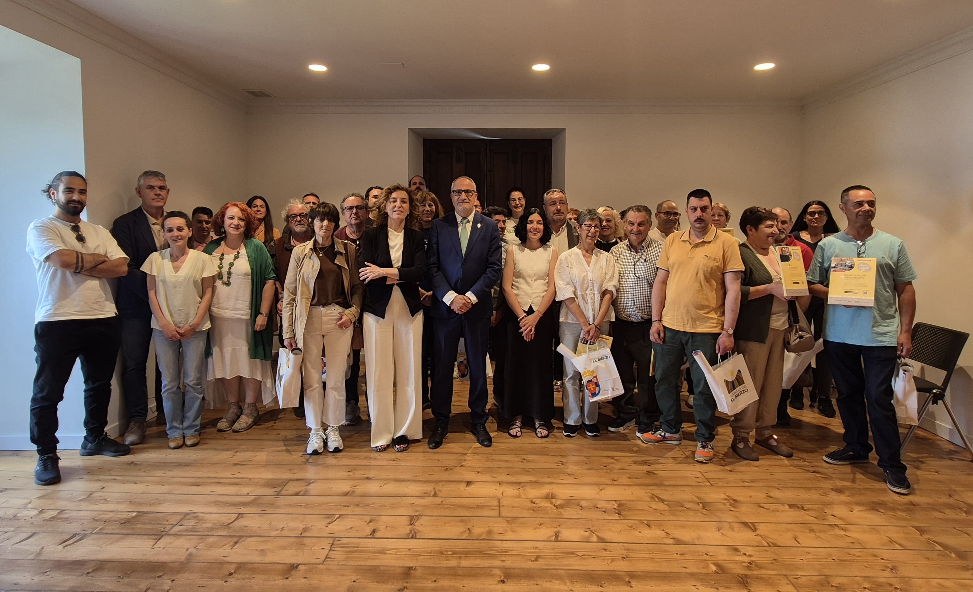 Foto de familia de los implicados con la nueva Senda de las cantinas.