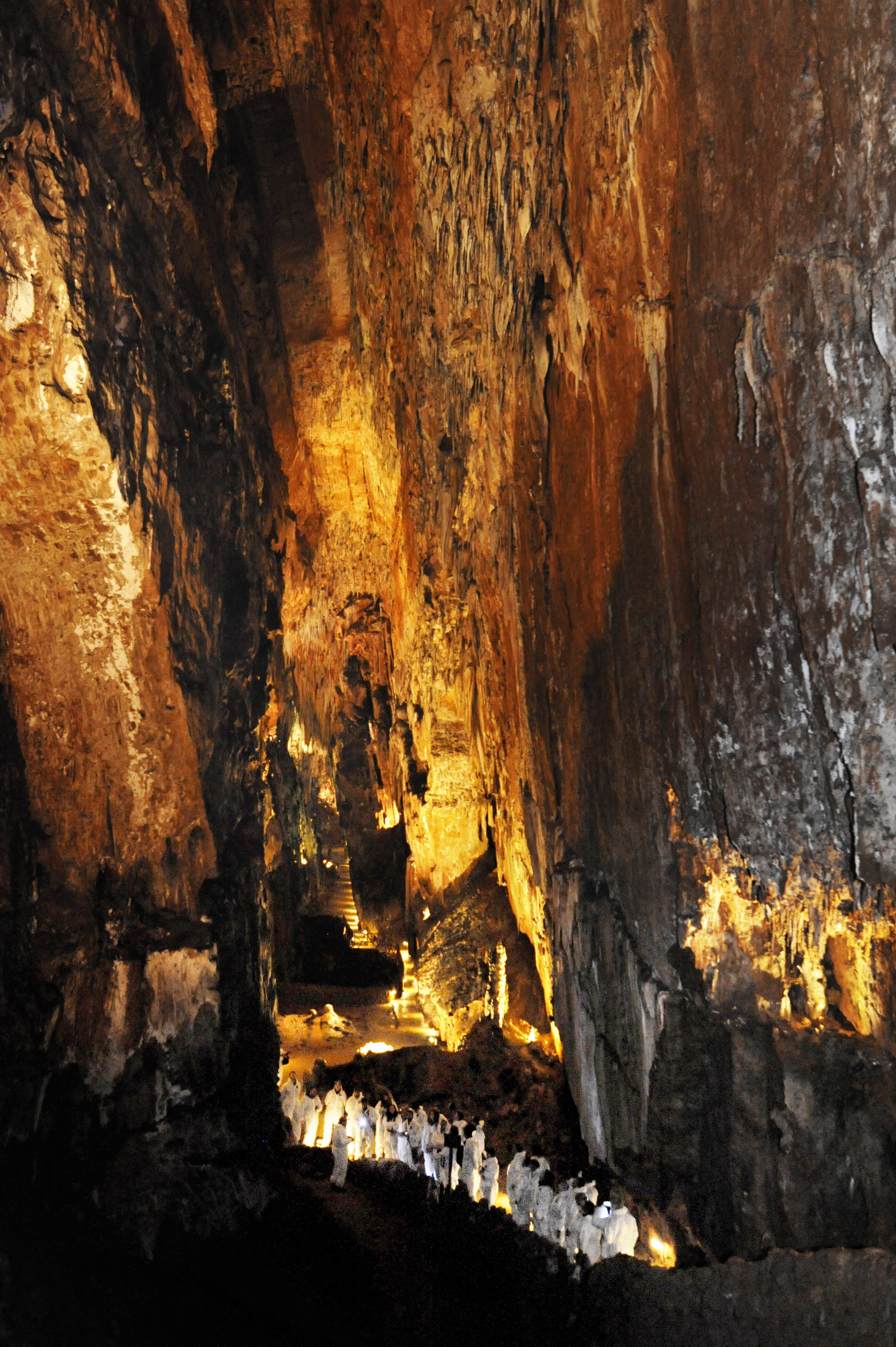 En la fotografía, detalle del interior de la Cueva de Valporquero. | DANIEL MARTÍN 